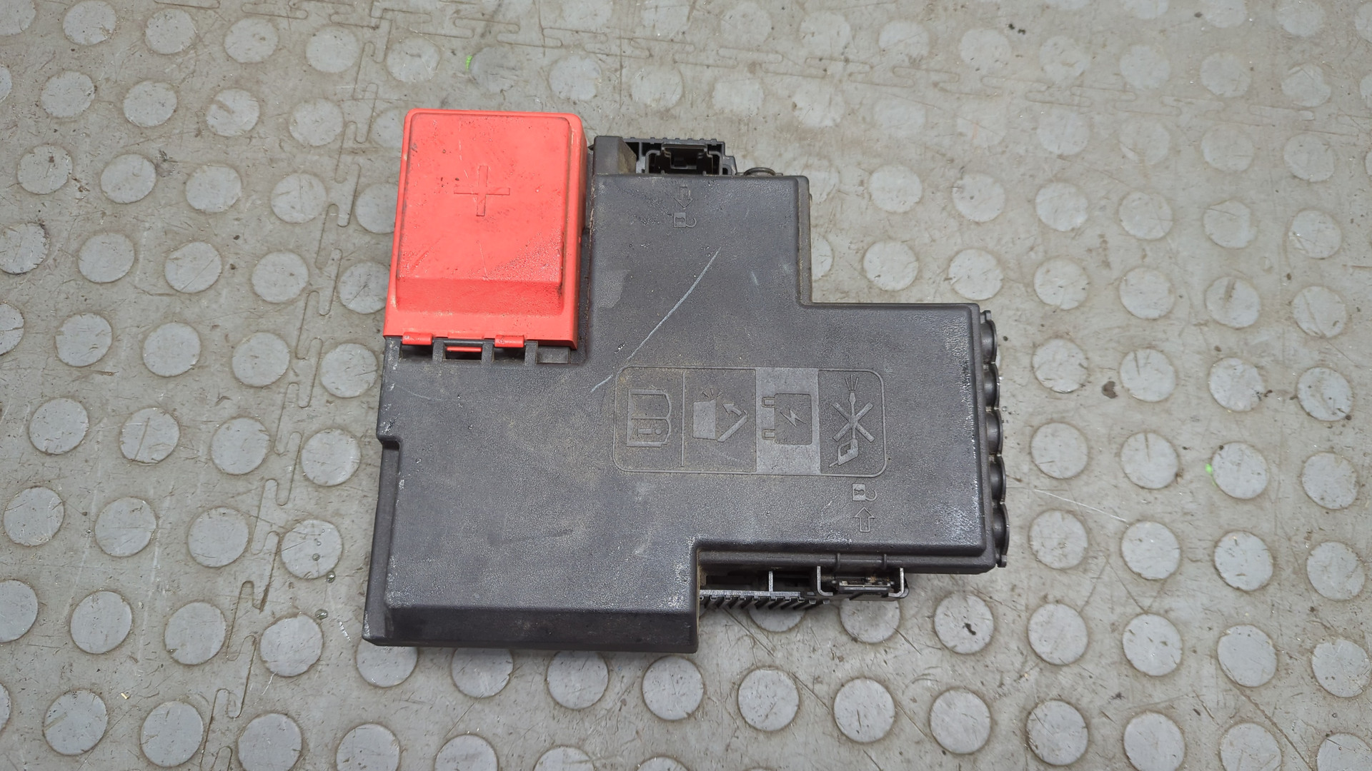 Клемма аккумулятора -