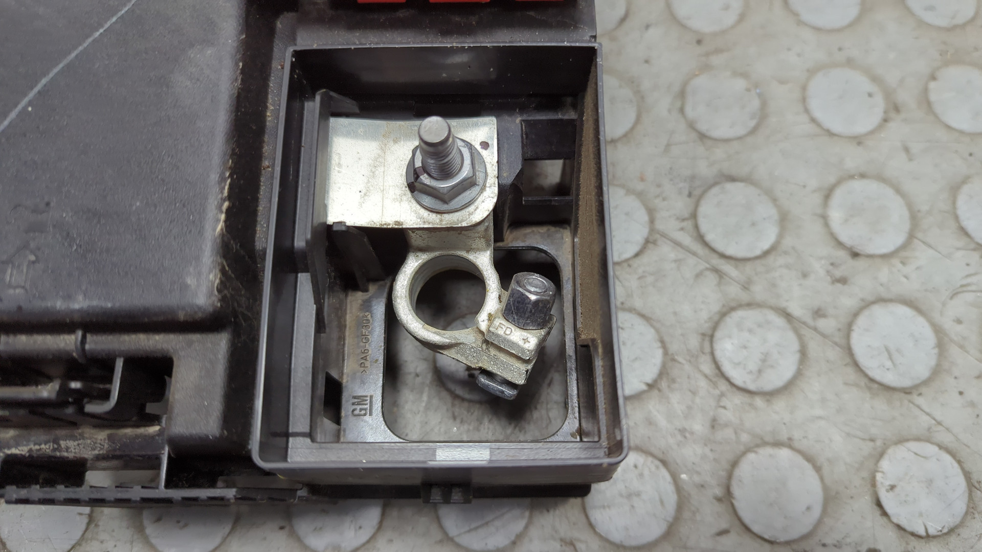 Клемма аккумулятора -