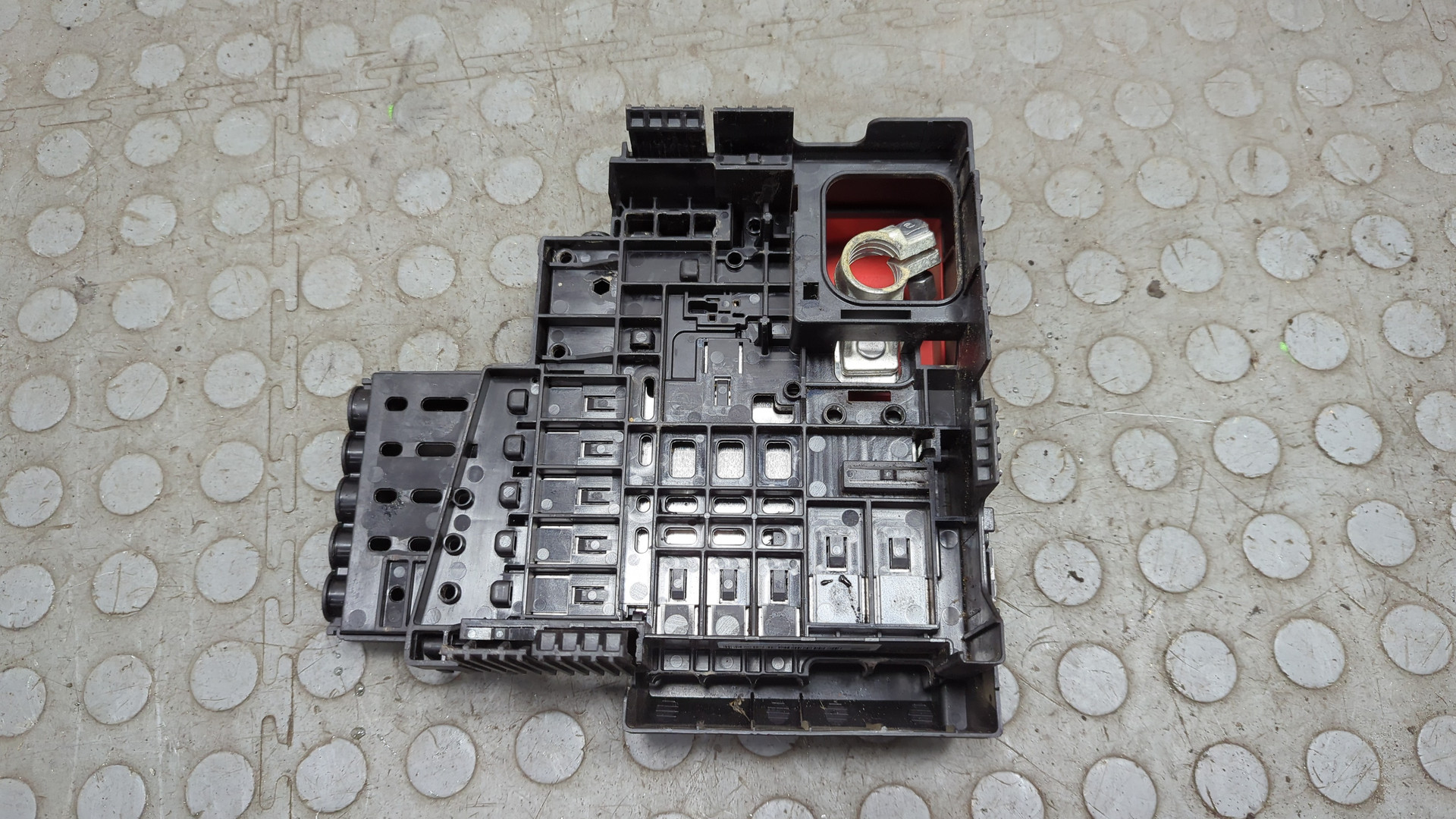 Клемма аккумулятора -