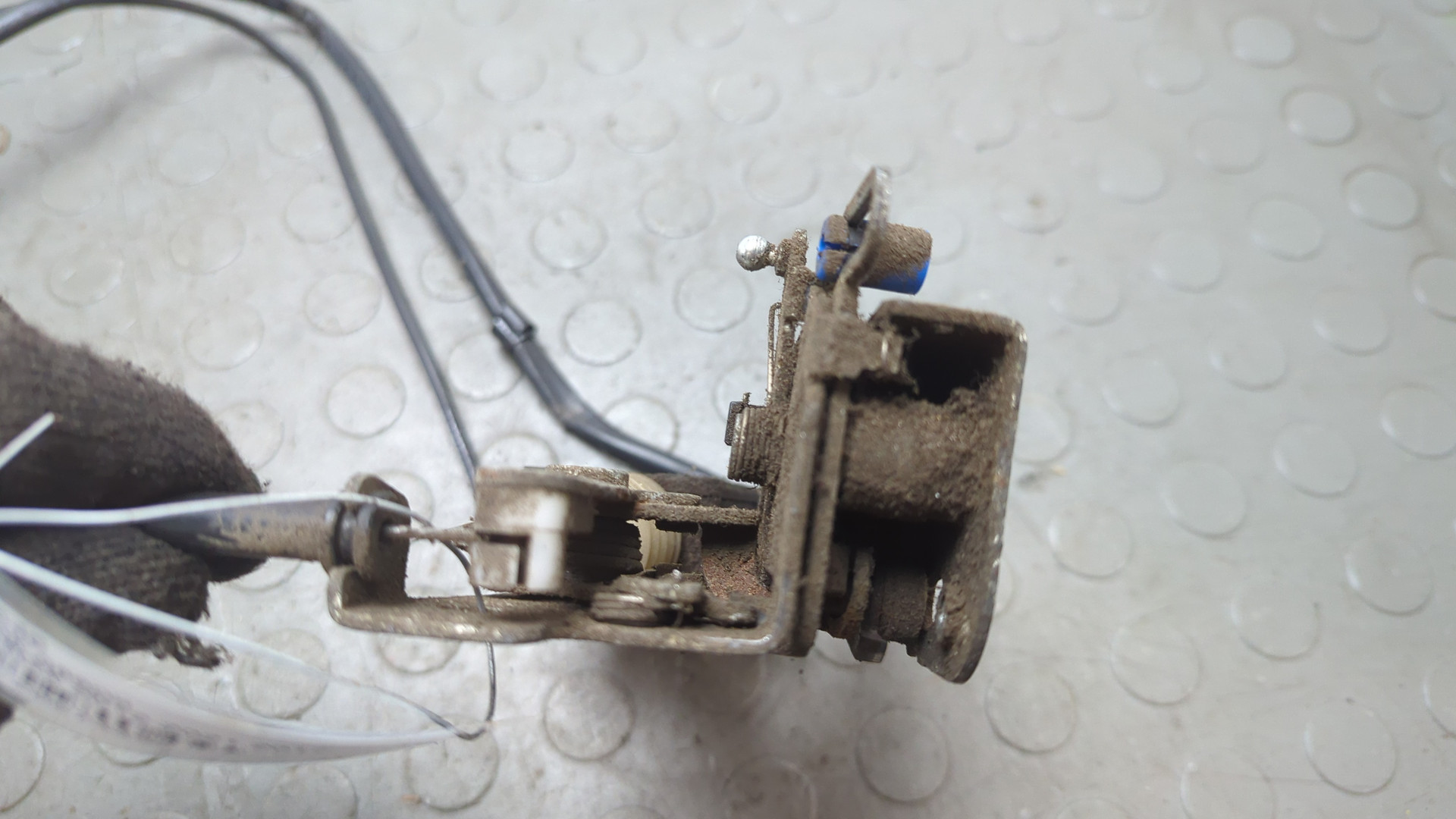 Замок двери передней правой