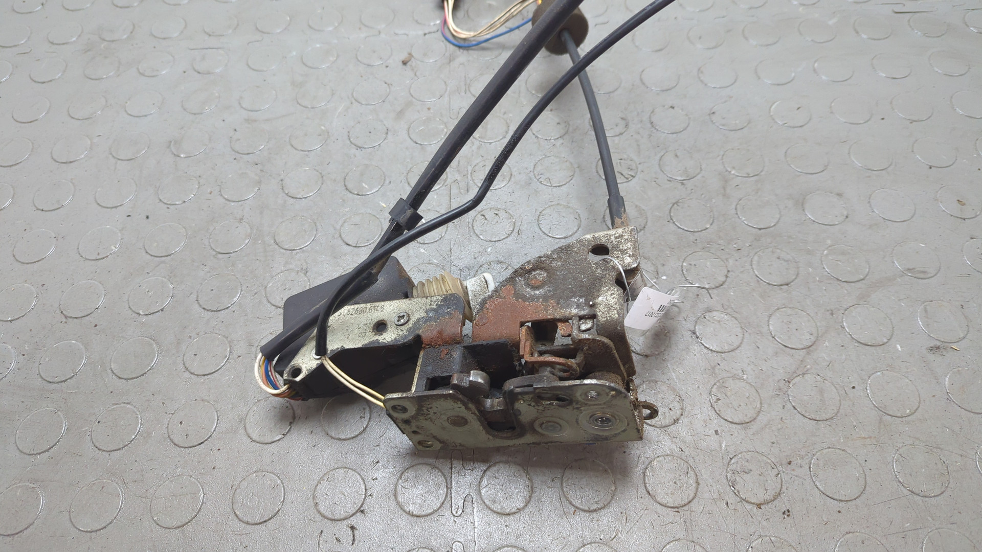 Замок двери передней правой