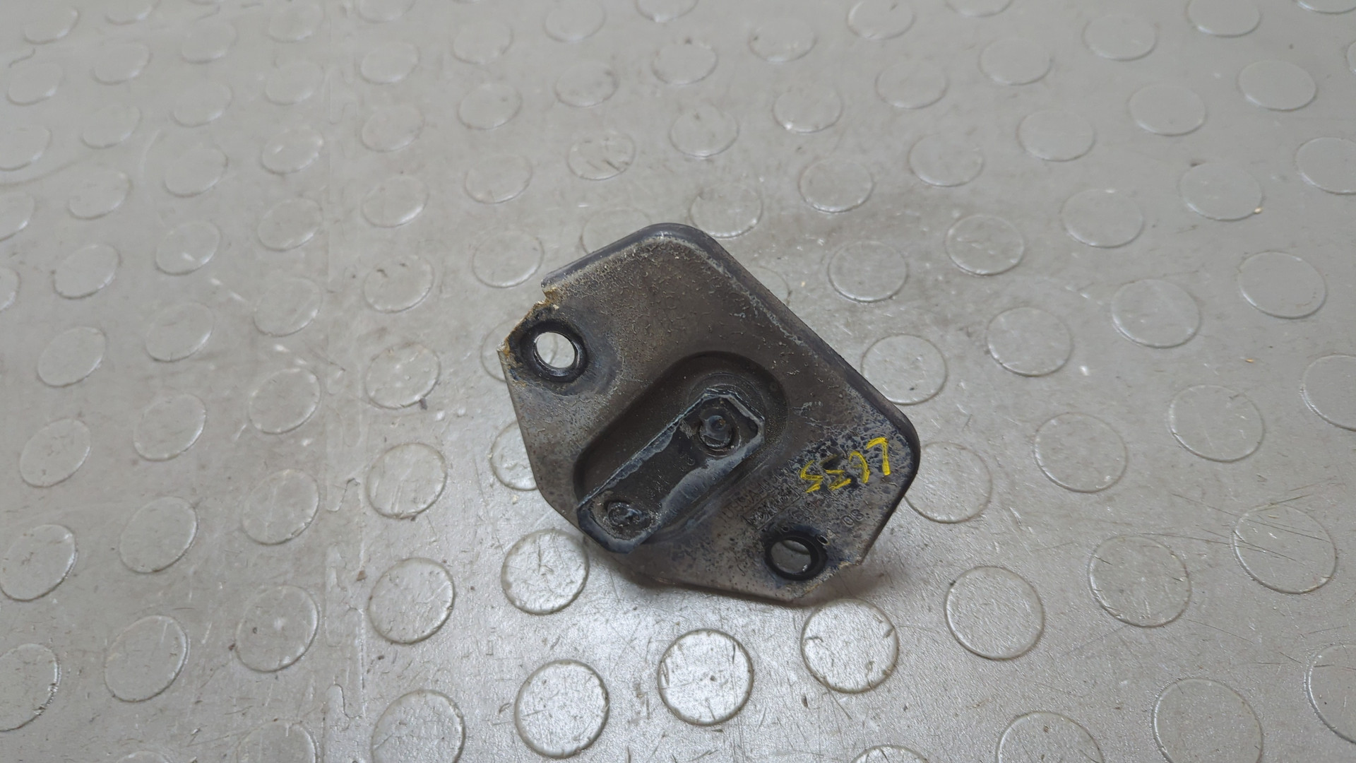 Петля капота