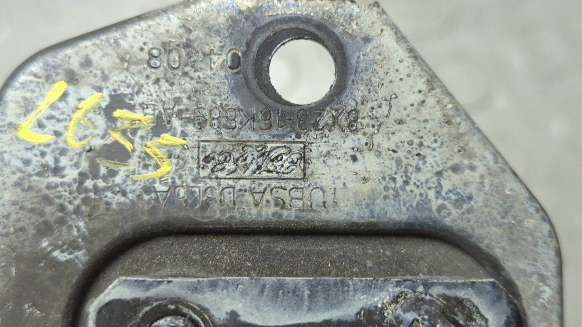 Петля капота