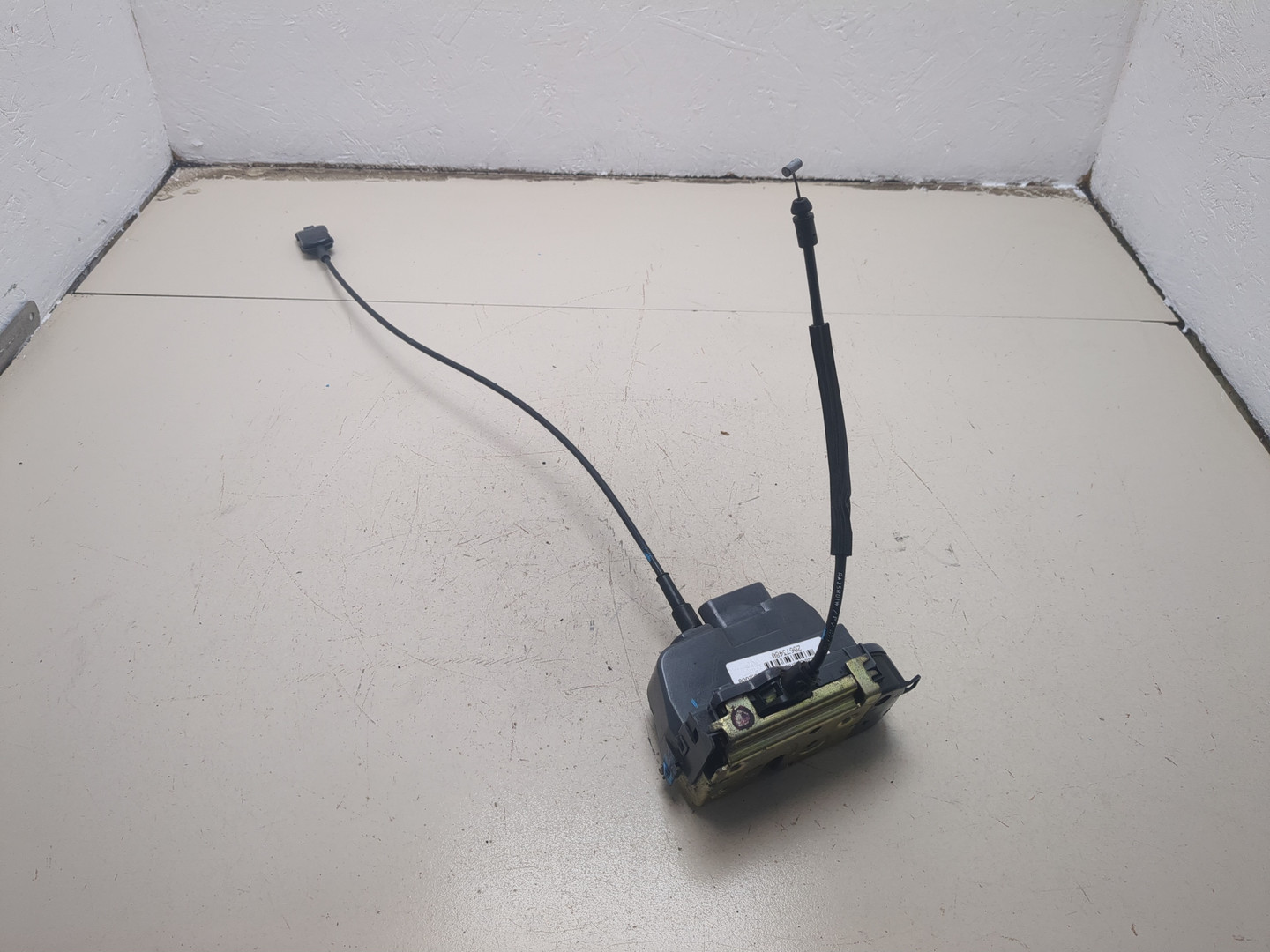 Замок двери задней левой