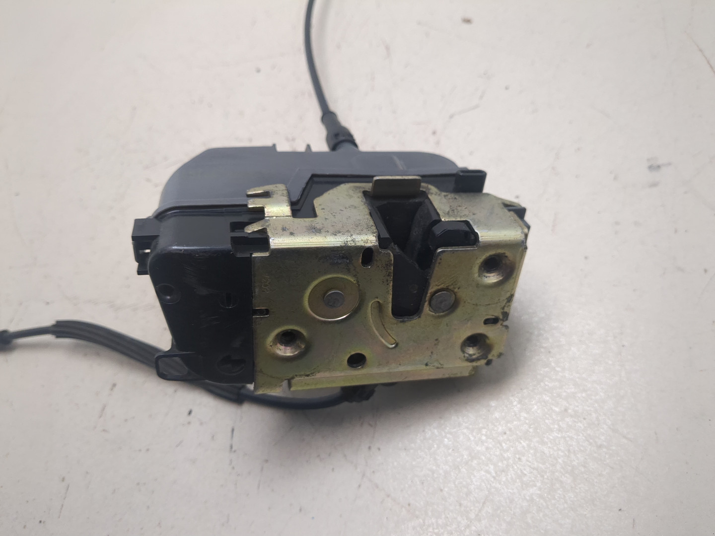 Замок двери задней левой