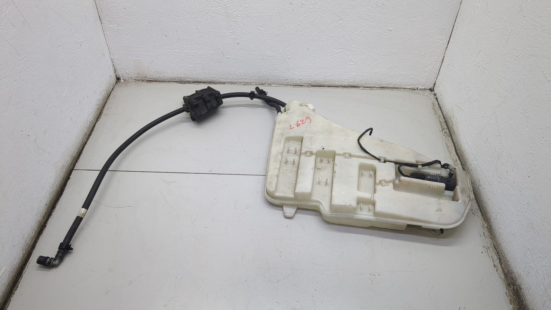 Бачок омывателя лобового стекла