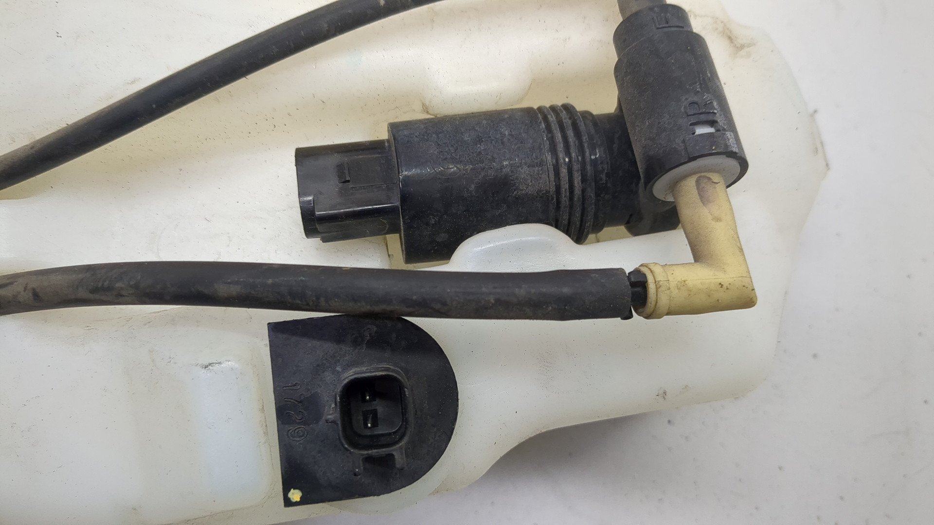 Бачок омывателя лобового стекла