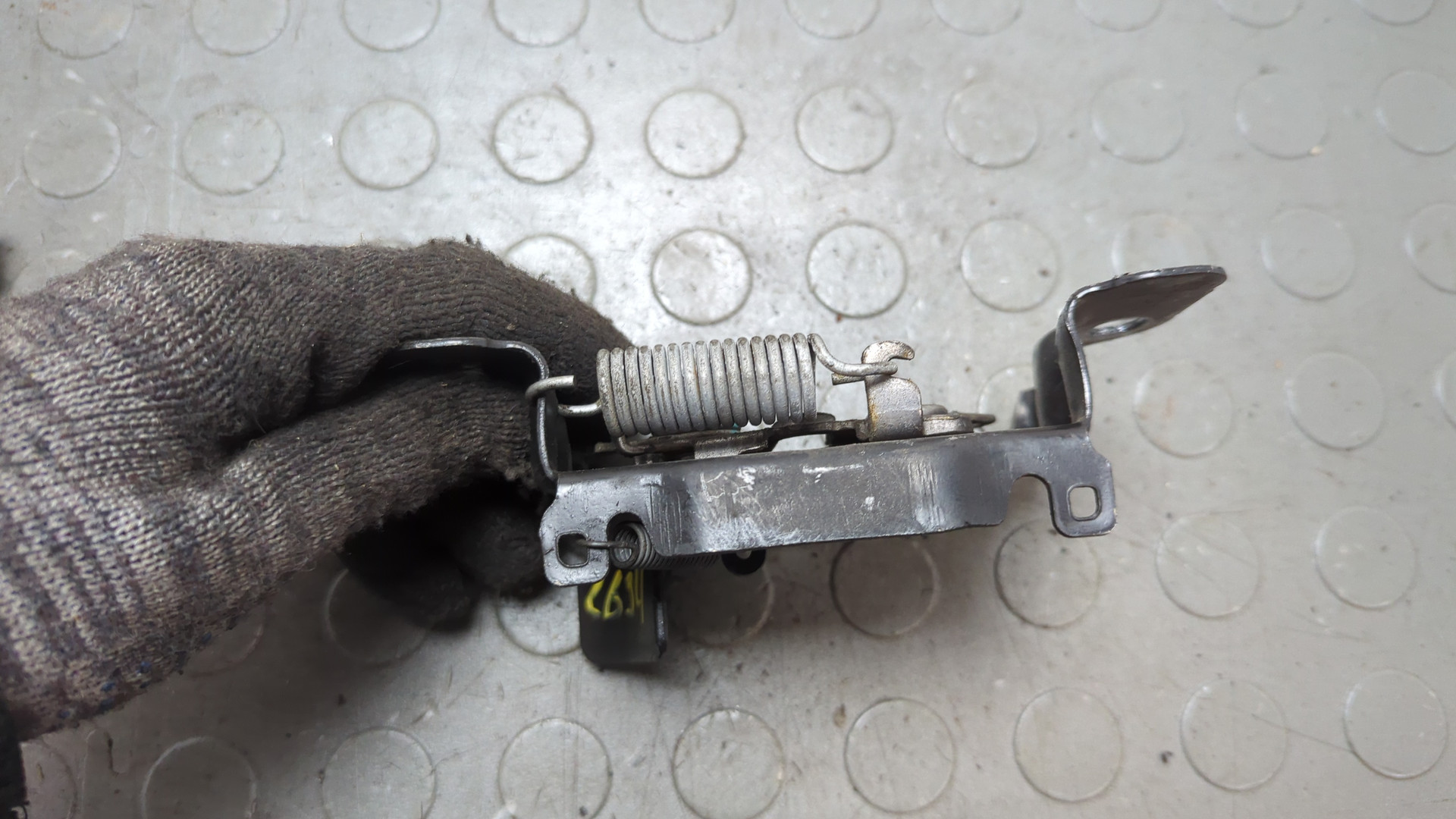 Замок капота