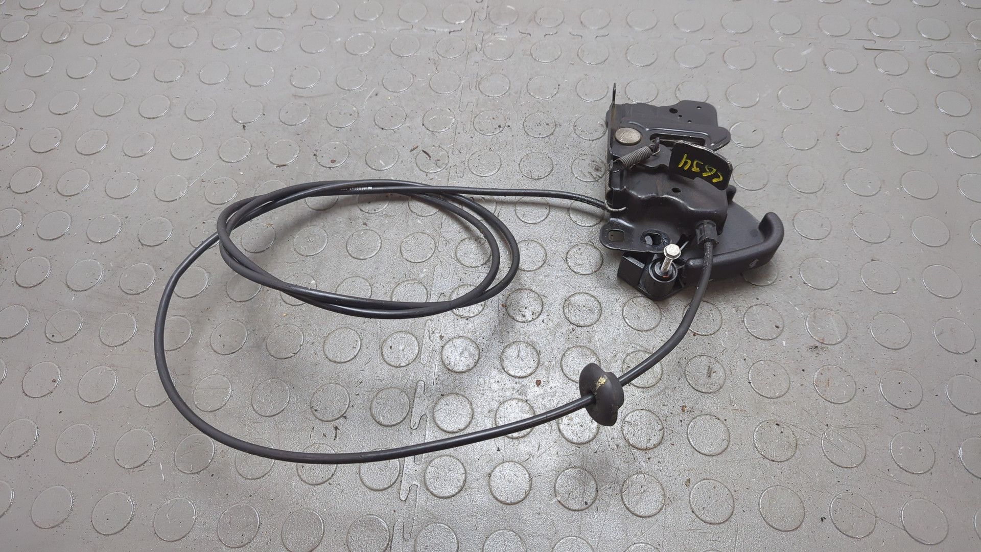 Замок капота