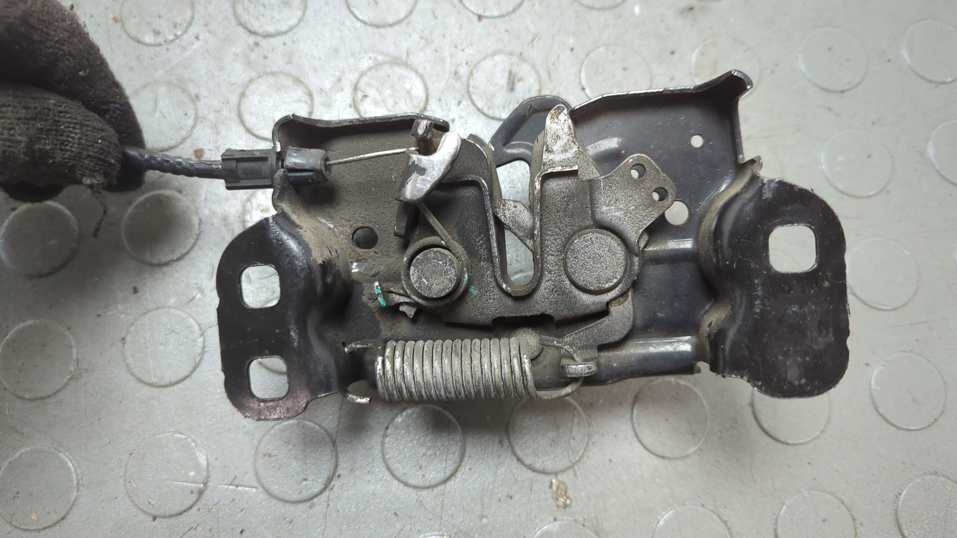 Замок капота