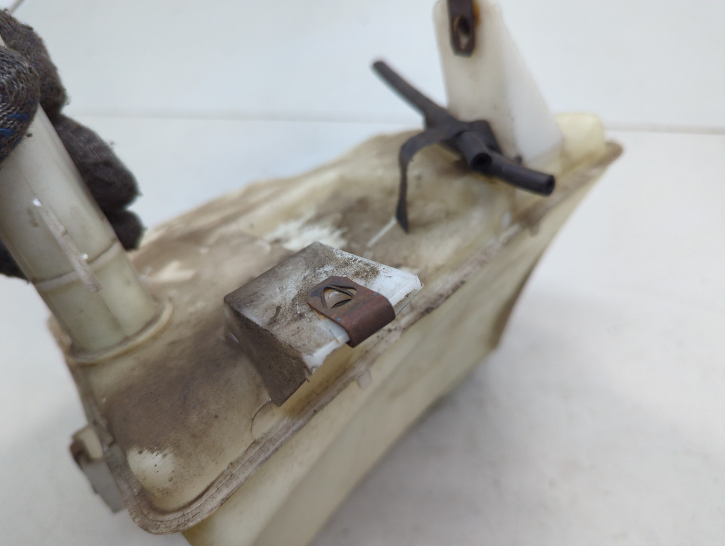 Бачок омывателя лобового стекла