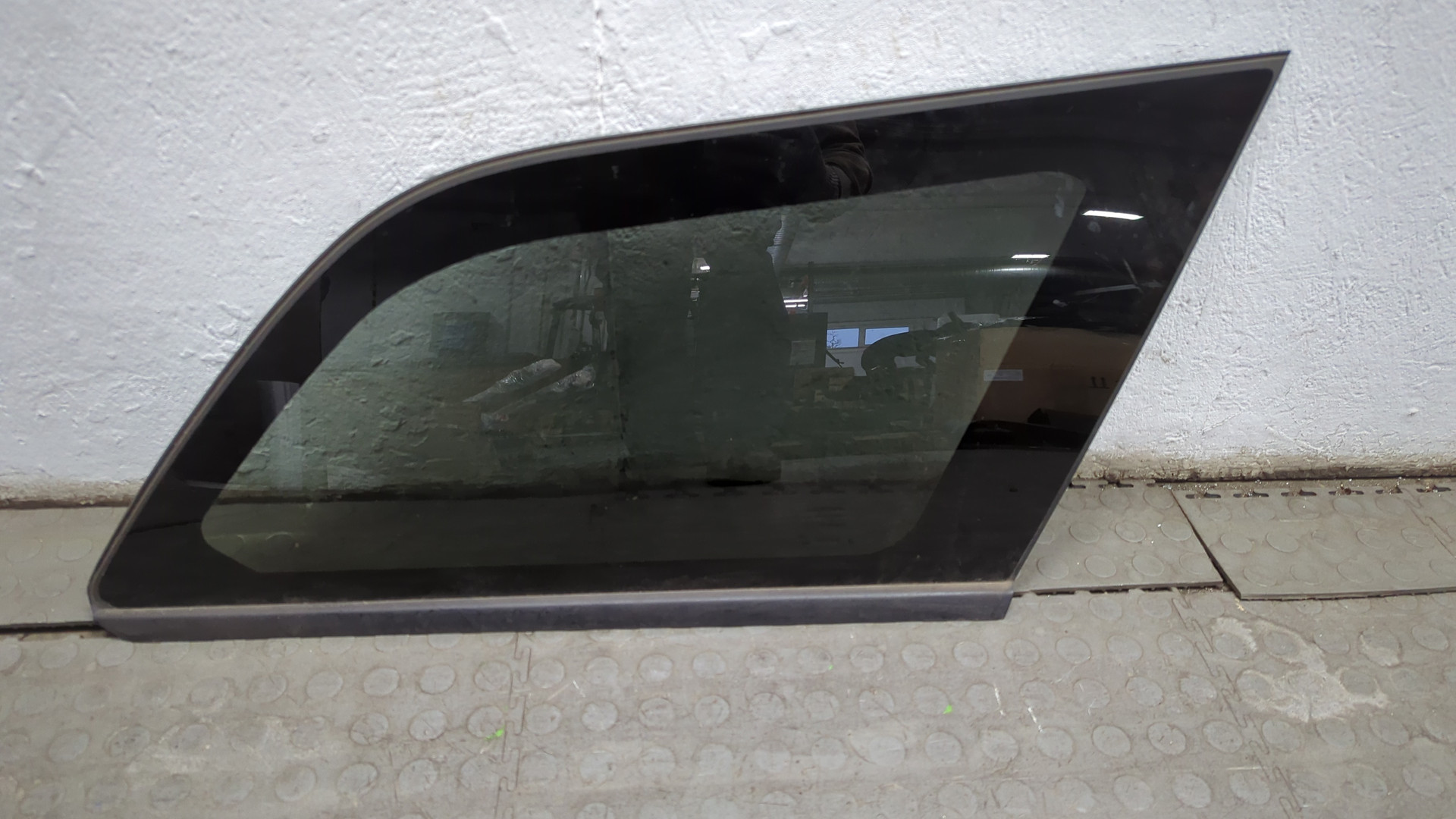 Стекло кузовное глухое правое