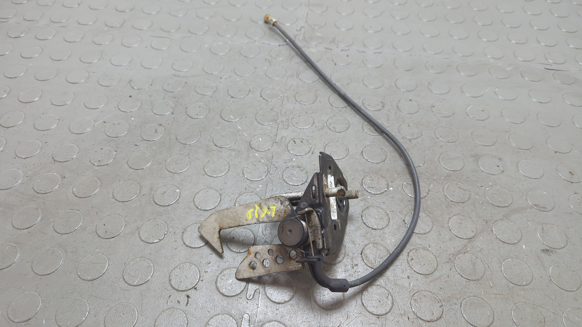 Замок капота