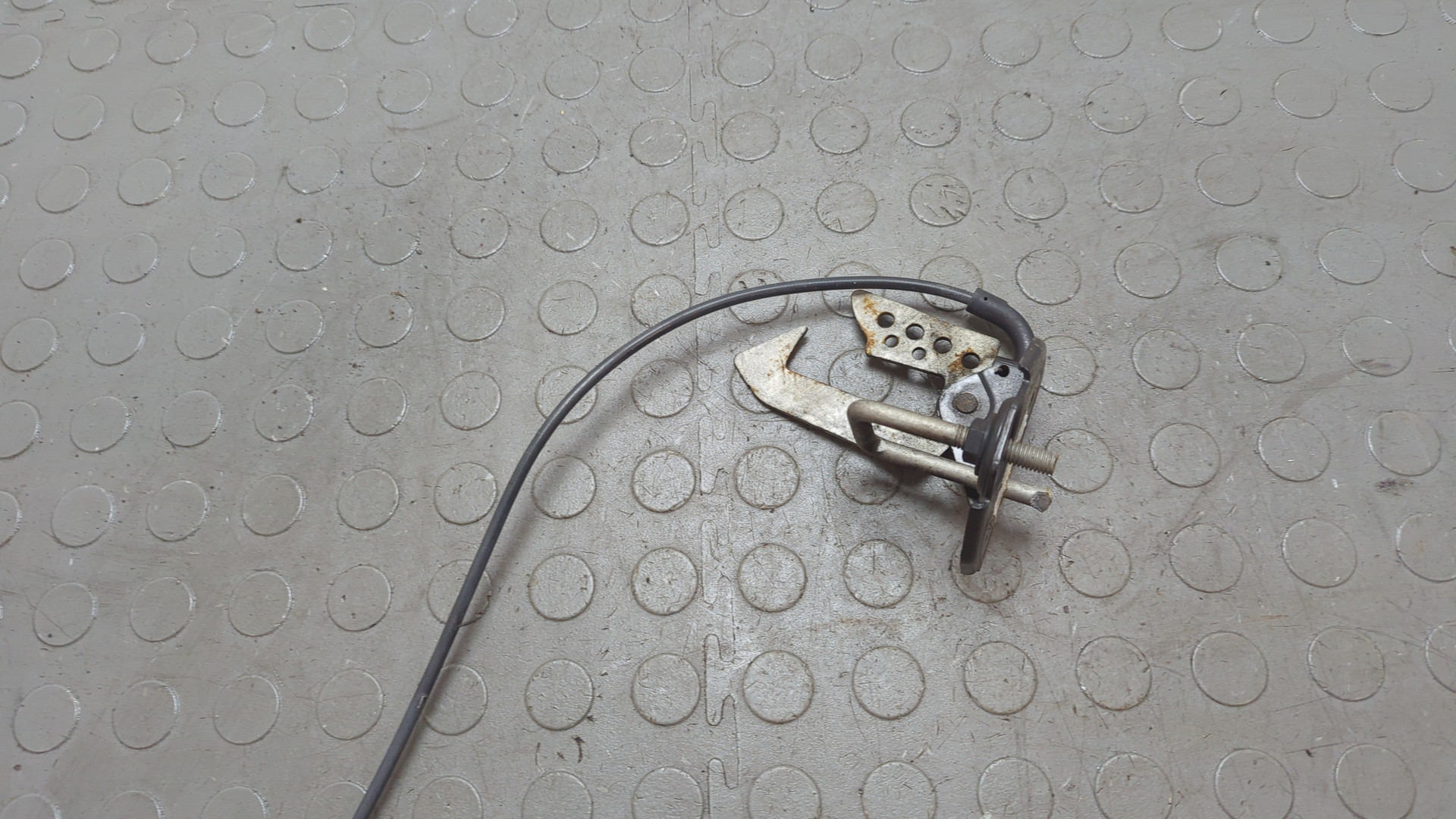 Замок капота