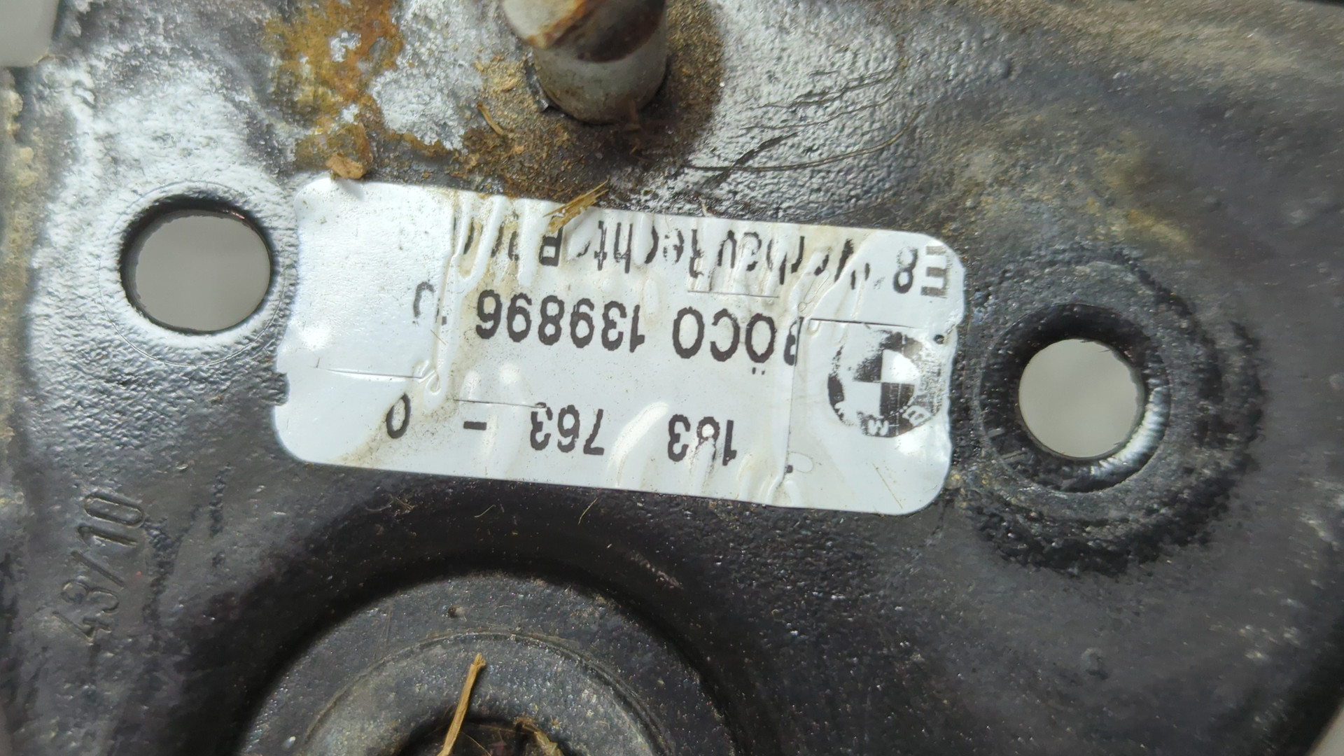 Замок капота