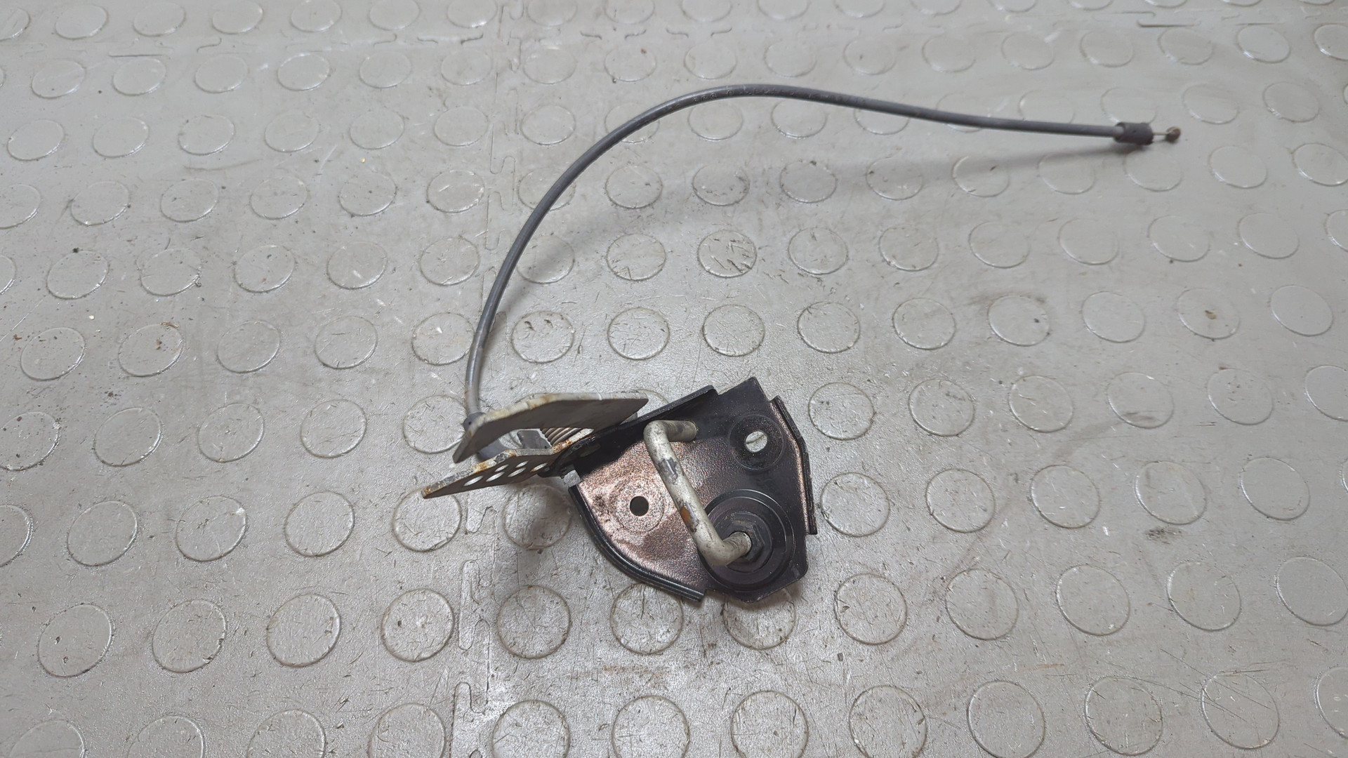 Замок капота