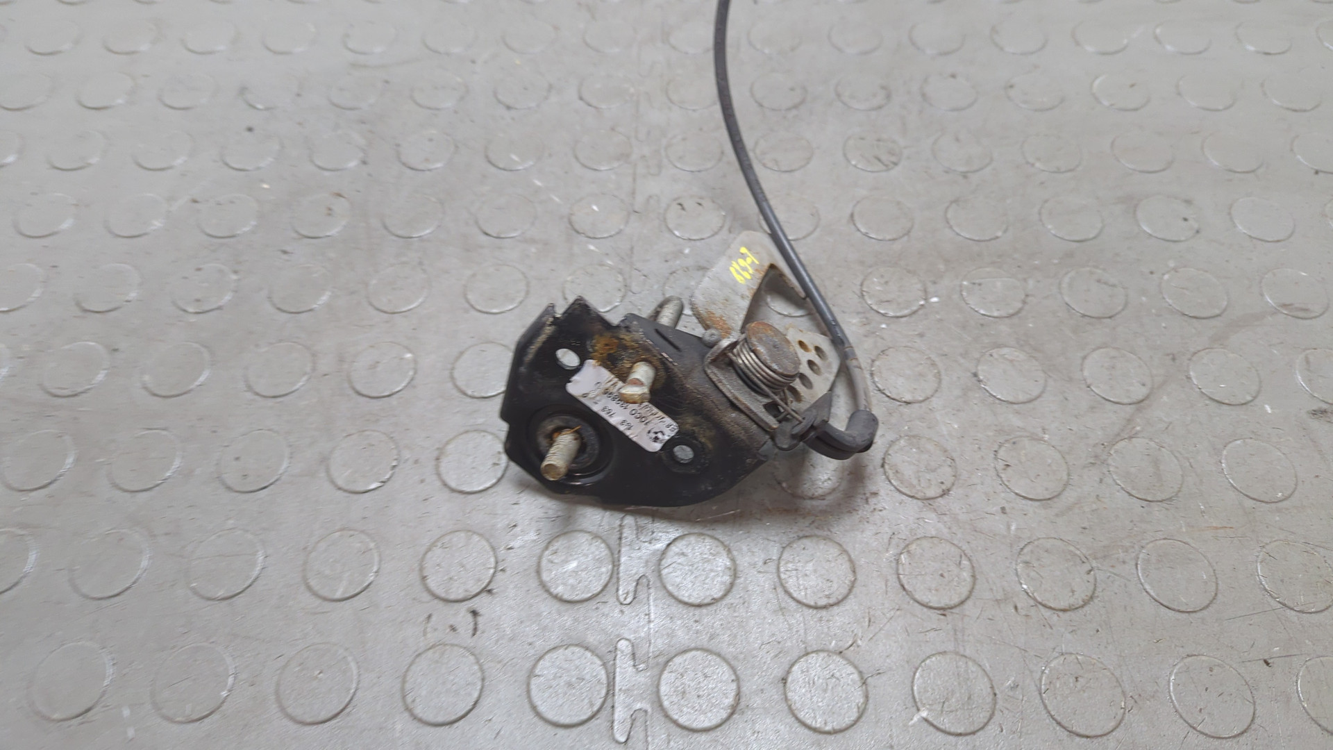 Замок капота