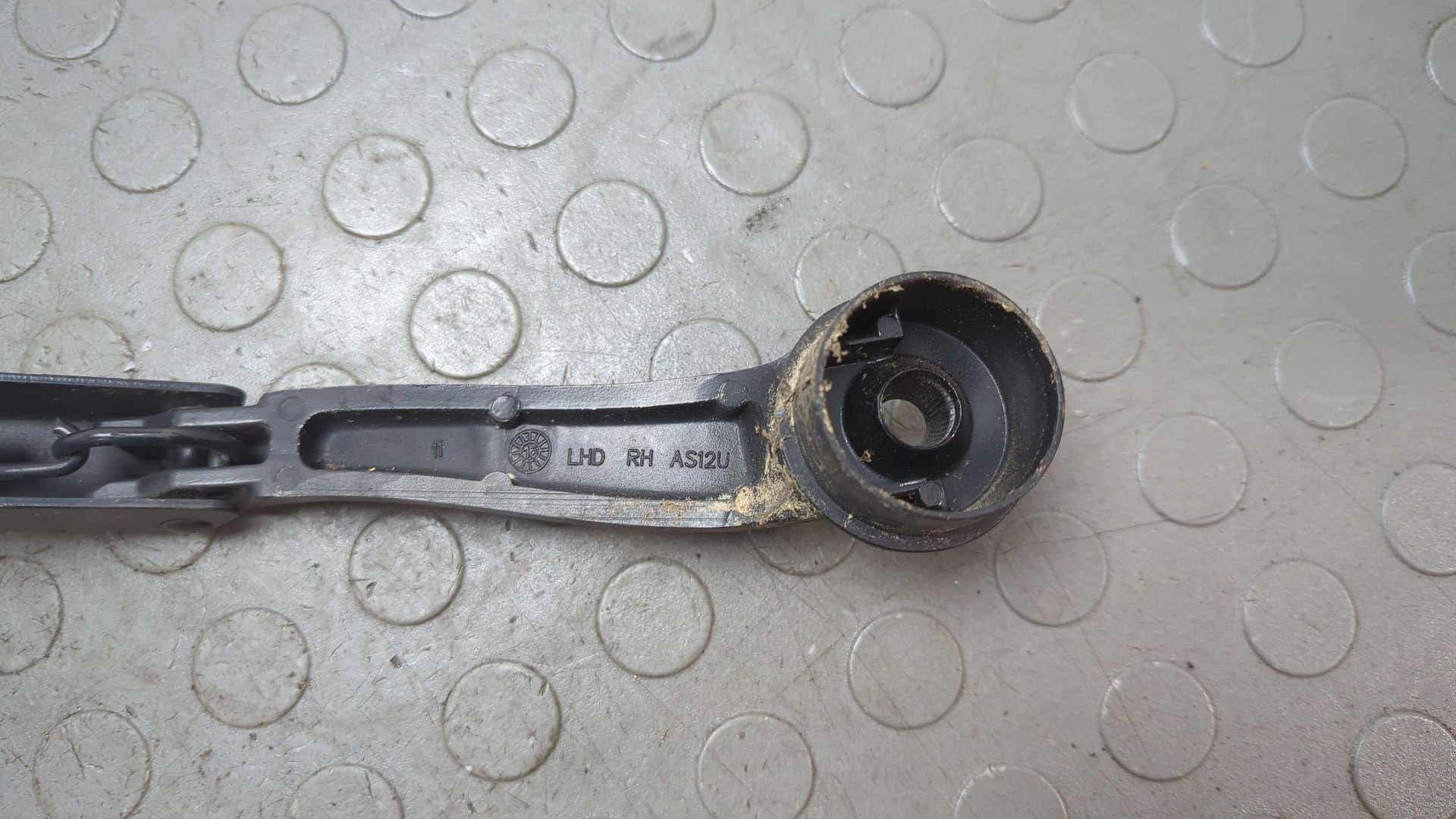 Поводок стеклоочистителя передний правый