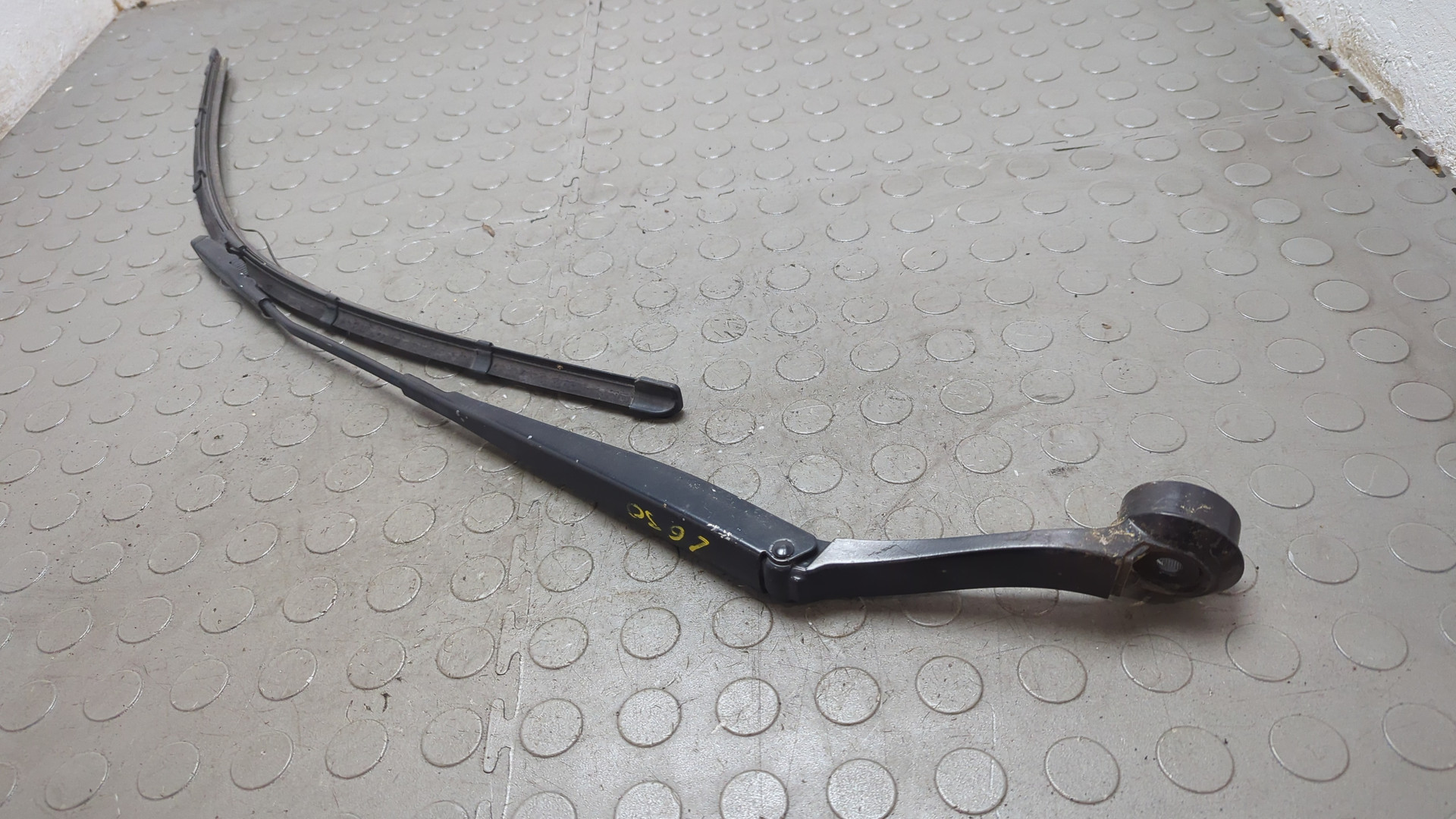 Поводок стеклоочистителя передний правый