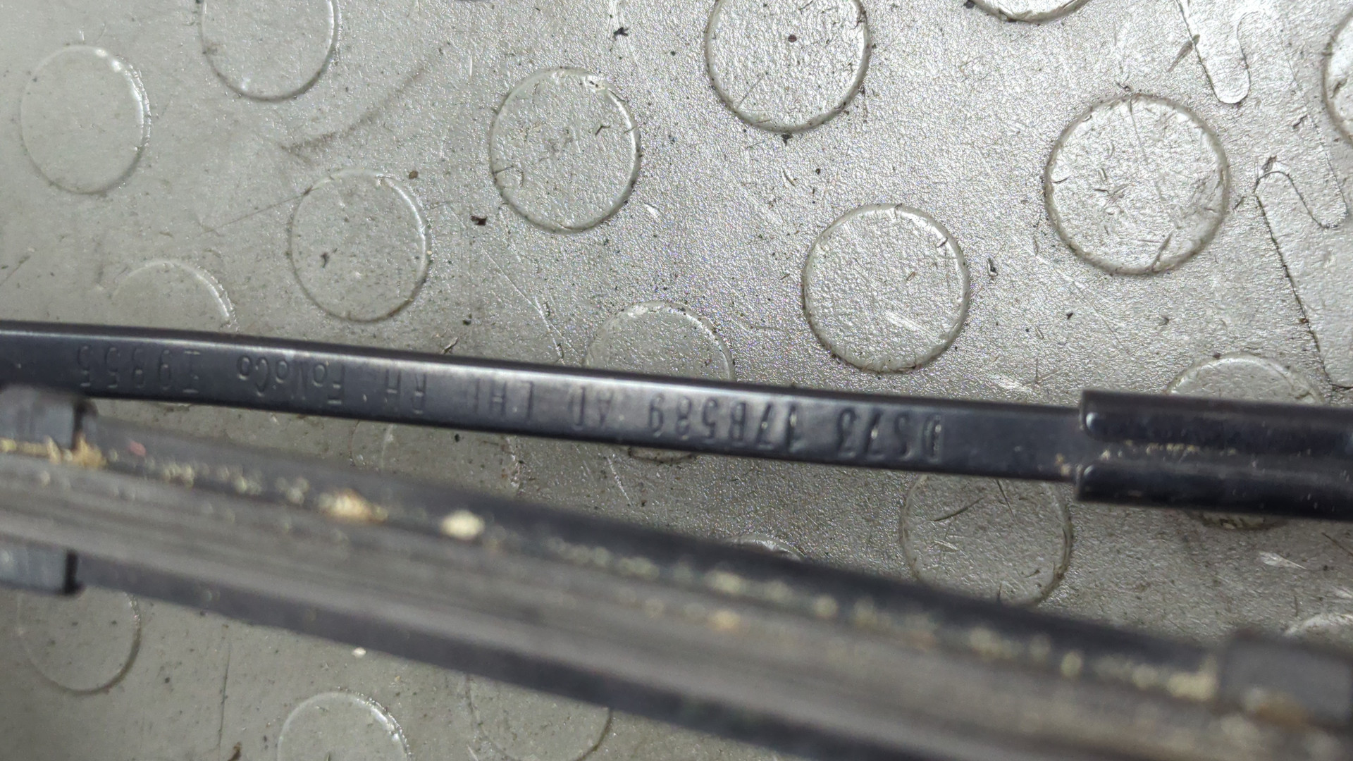 Поводок стеклоочистителя передний правый