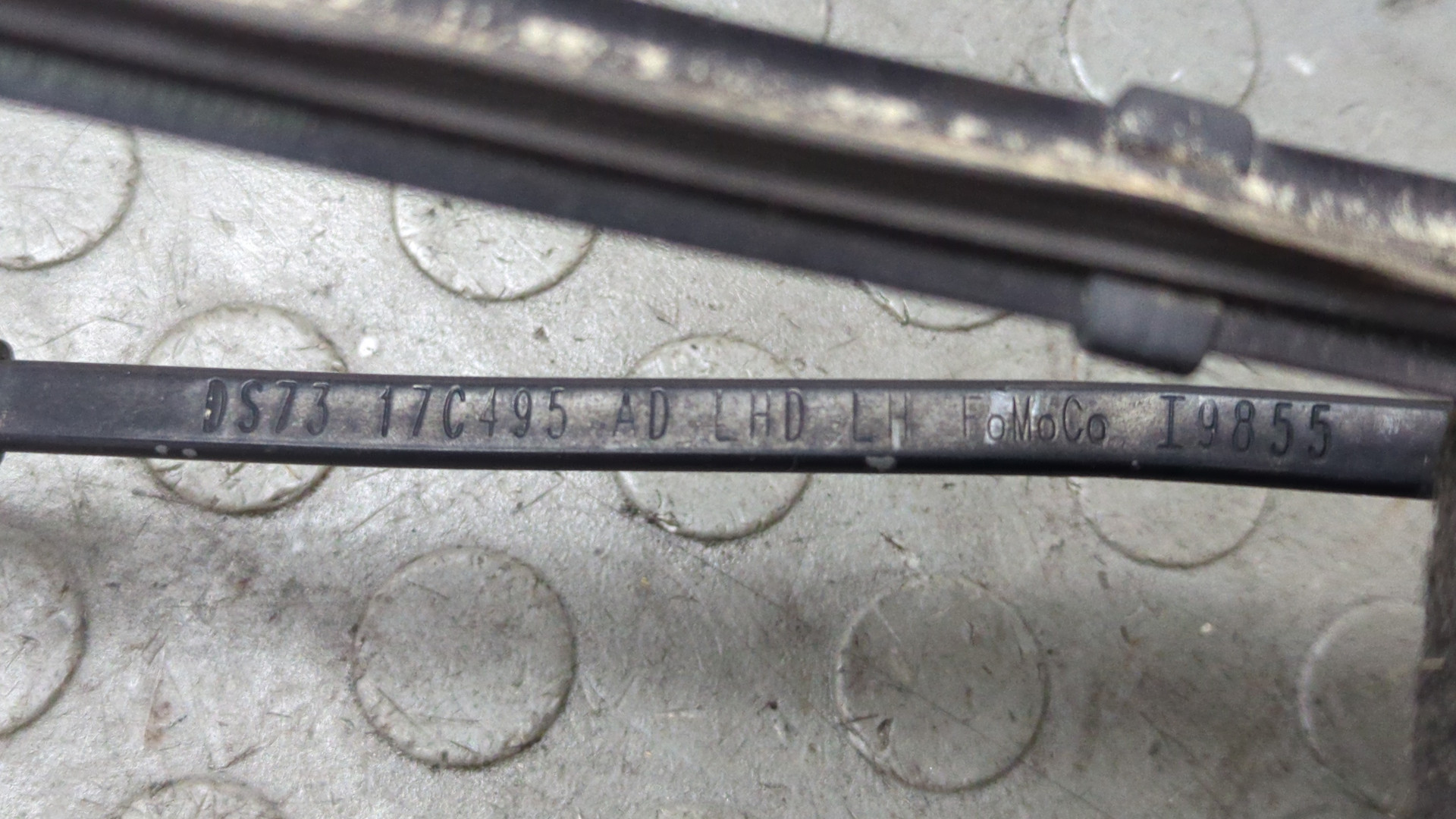 Поводок стеклоочистителя передний левый