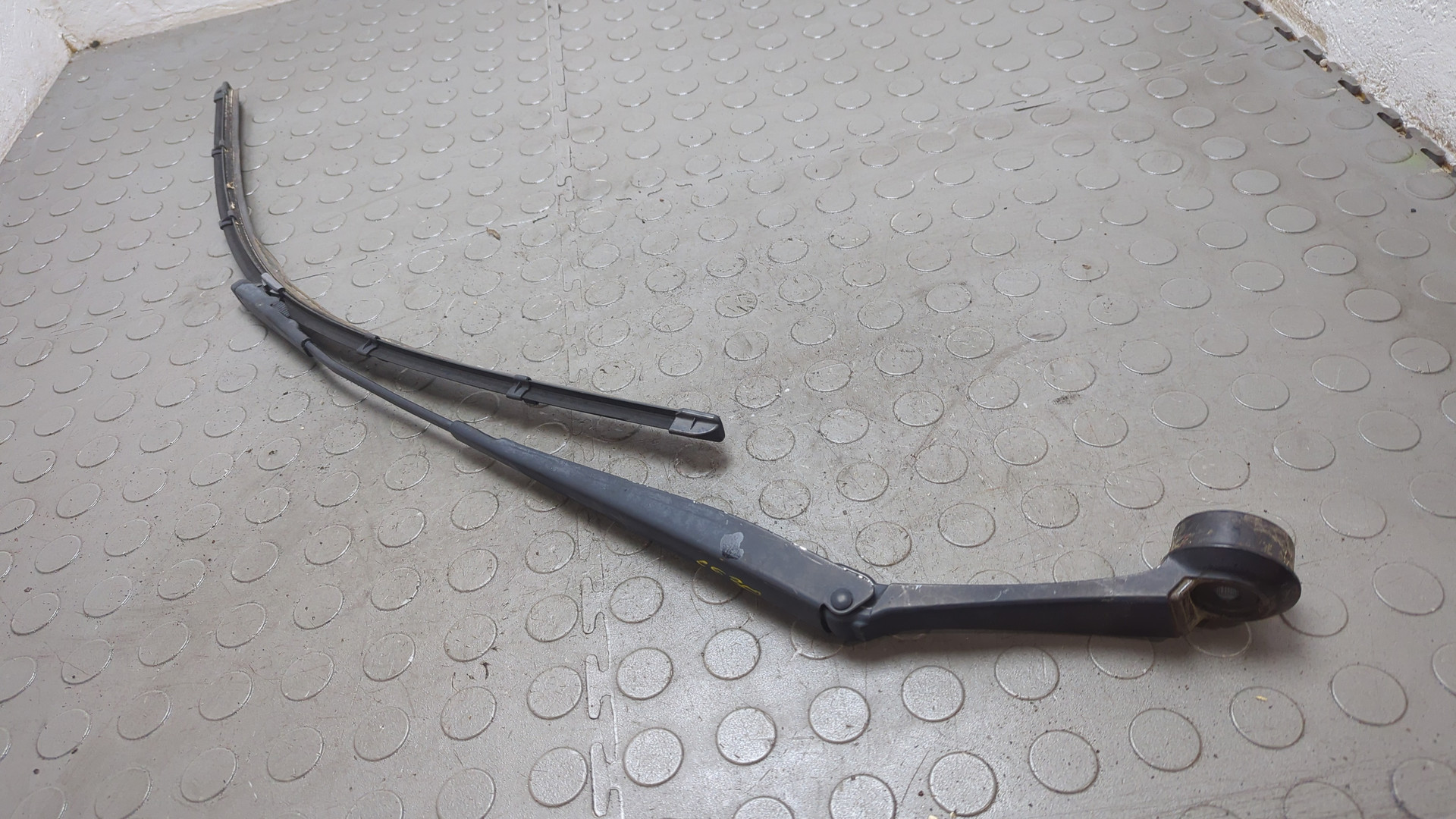 Поводок стеклоочистителя передний левый