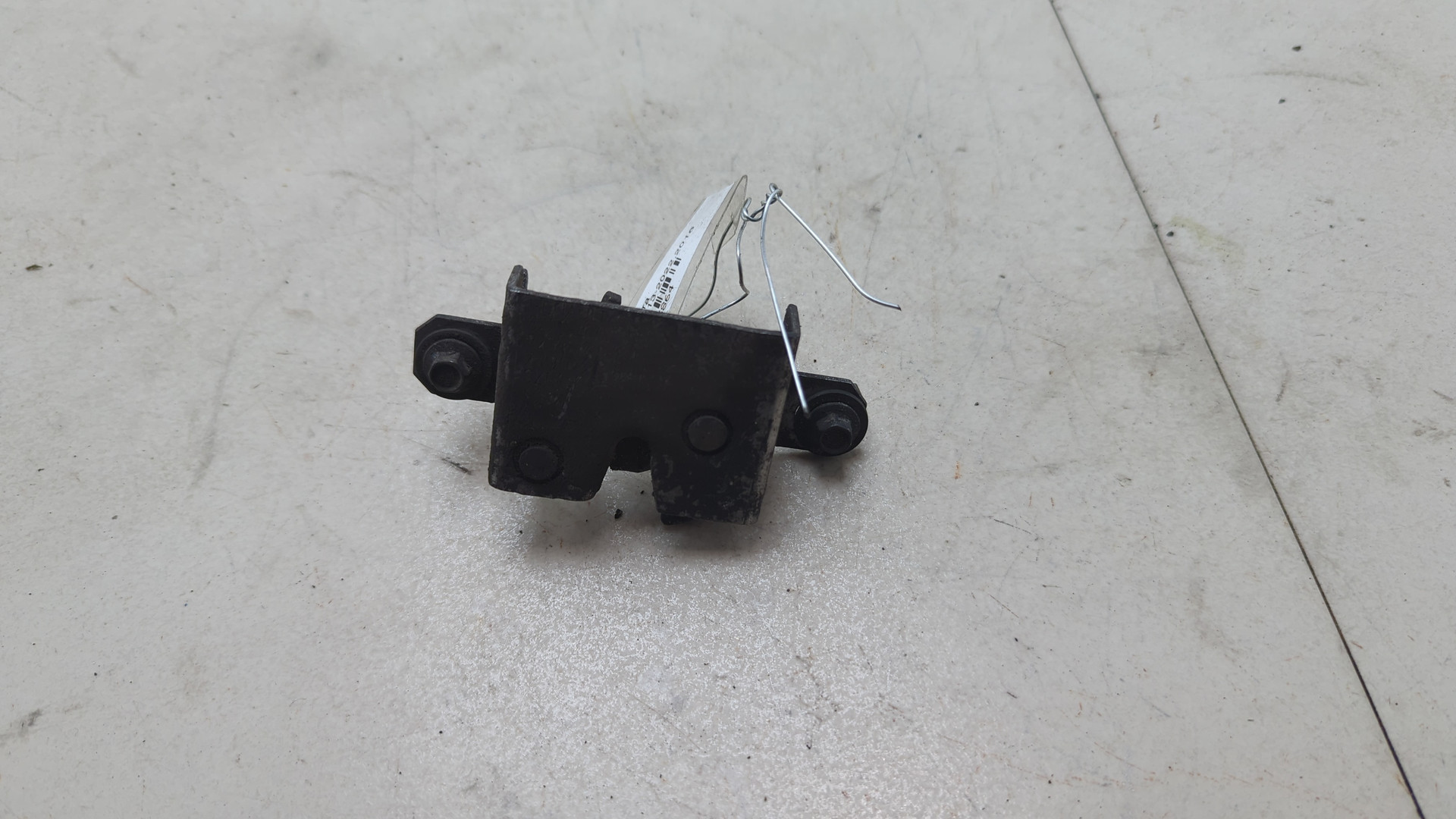 Замок капота