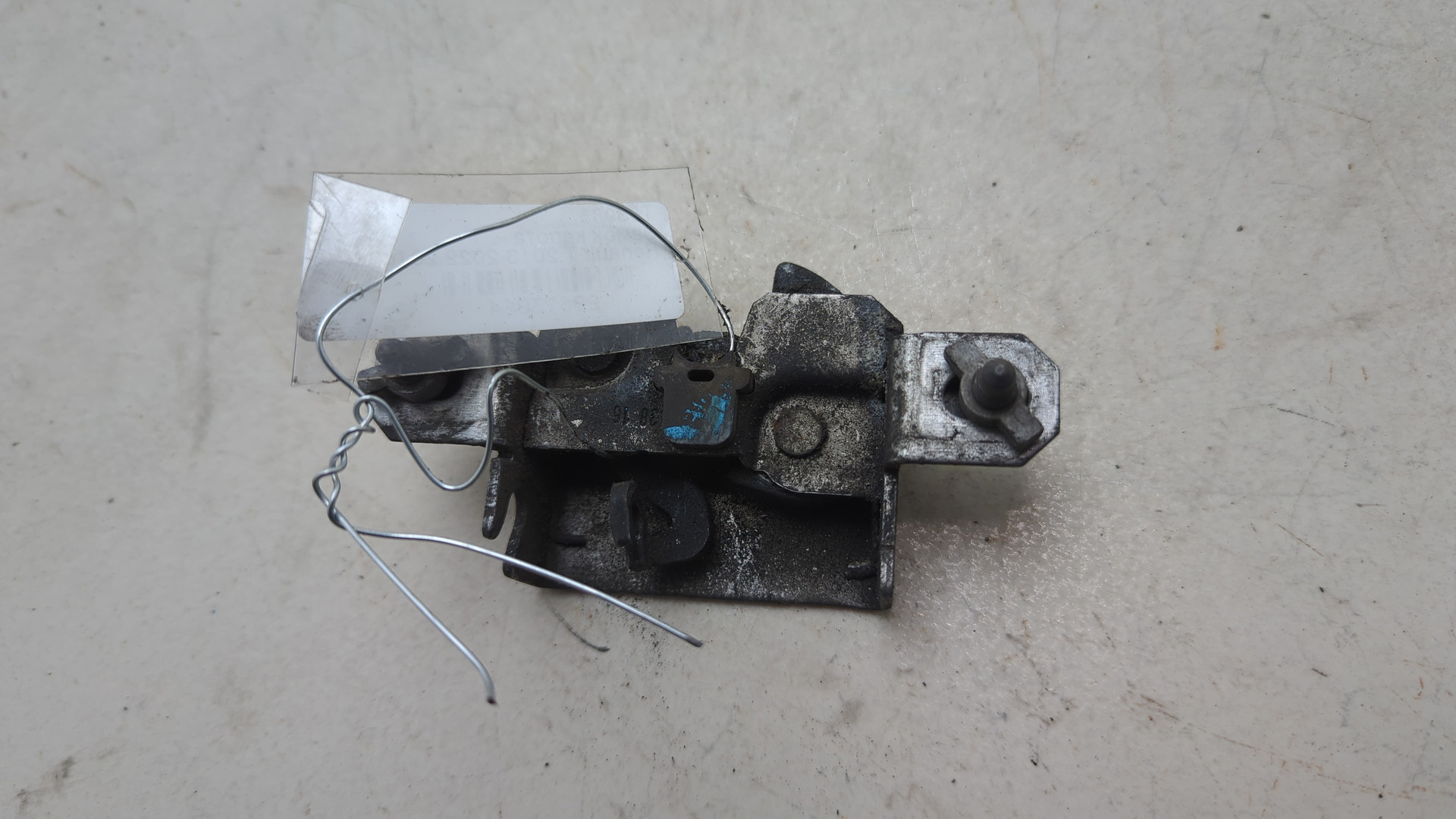 Замок капота