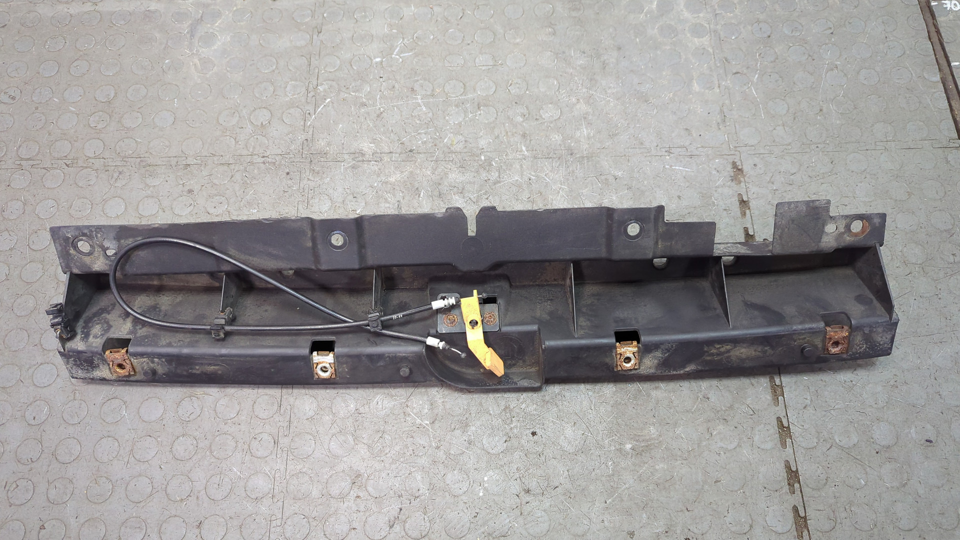 Кожух замка капота