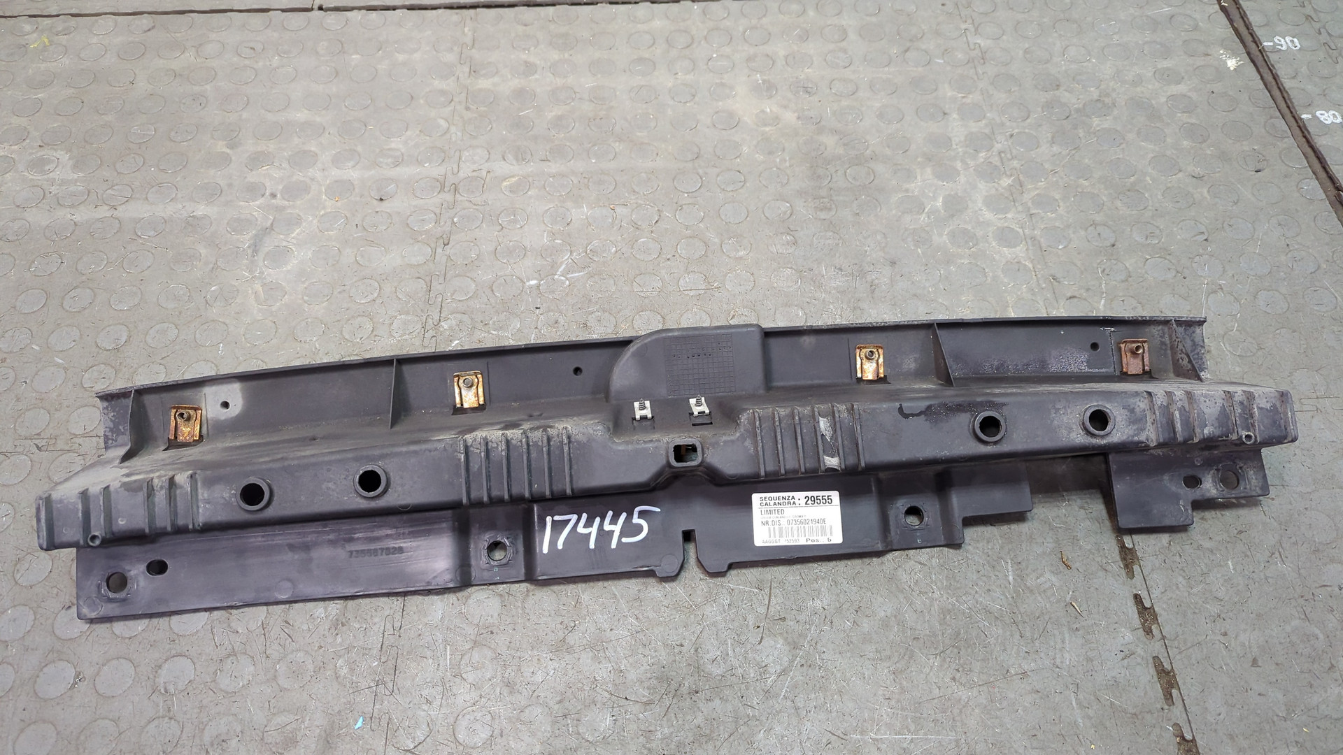 Кожух замка капота