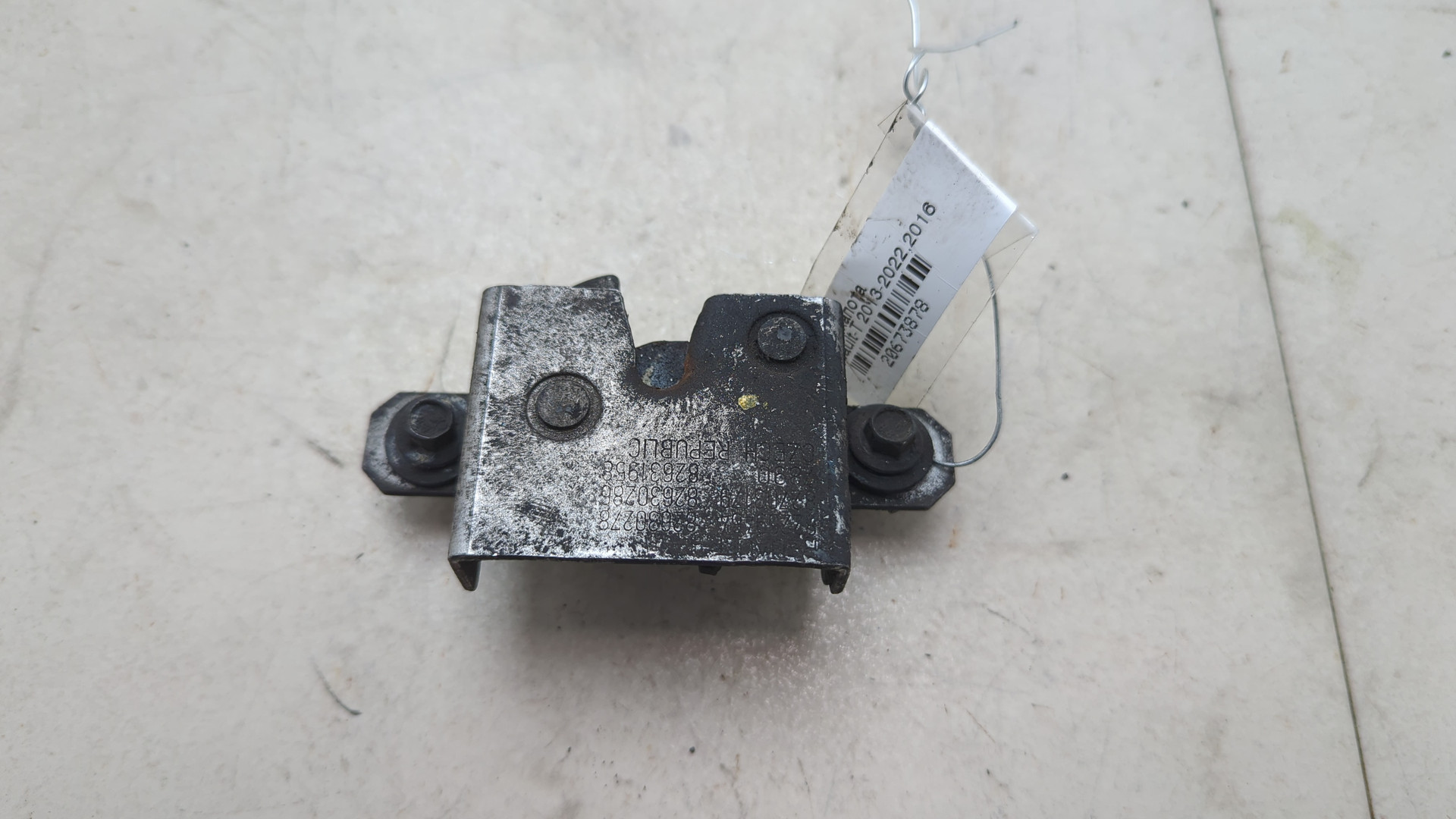 Замок капота