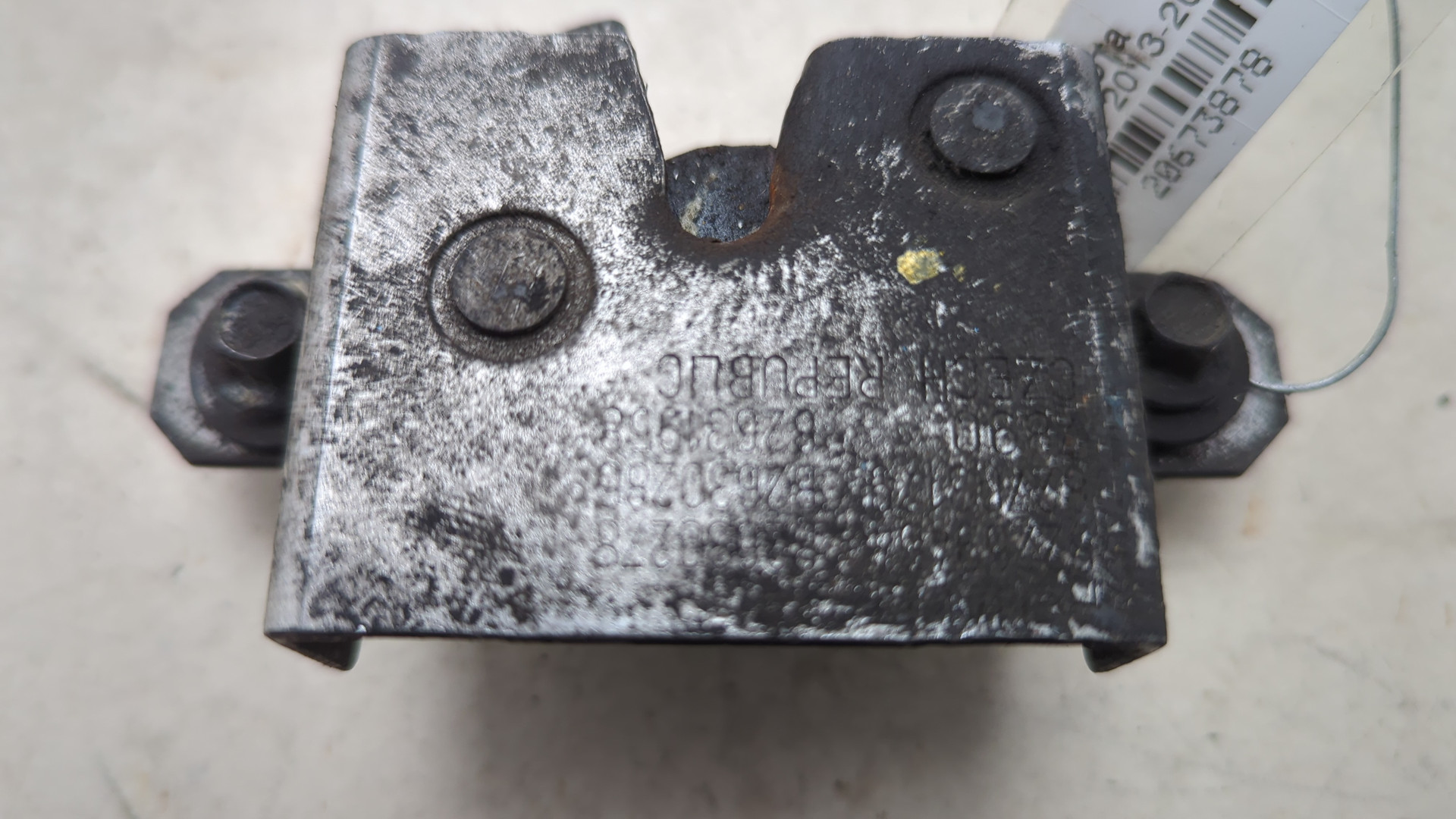 Замок капота