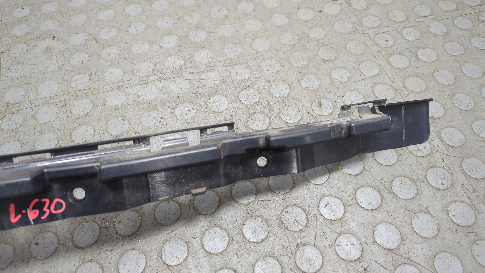 Кронштейн заднего бампера