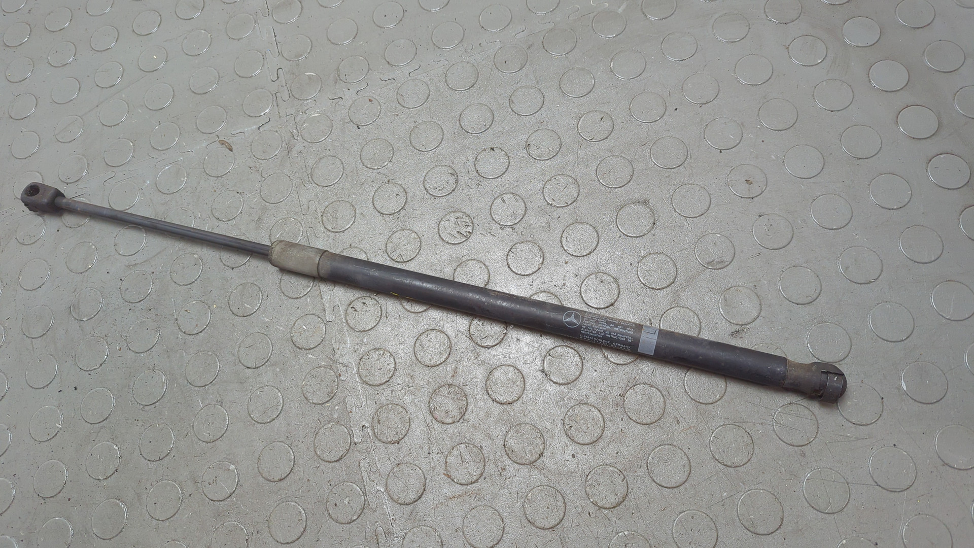 Амортизатор капота