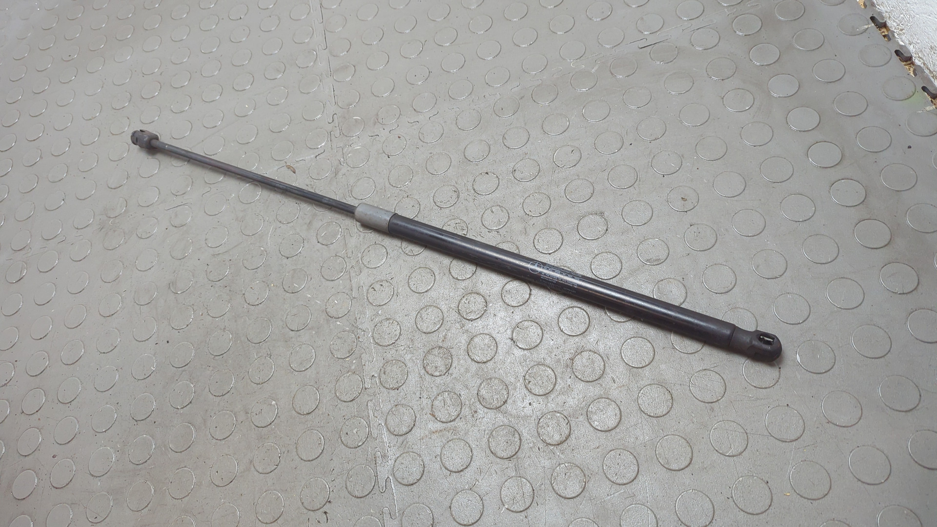 Амортизатор капота