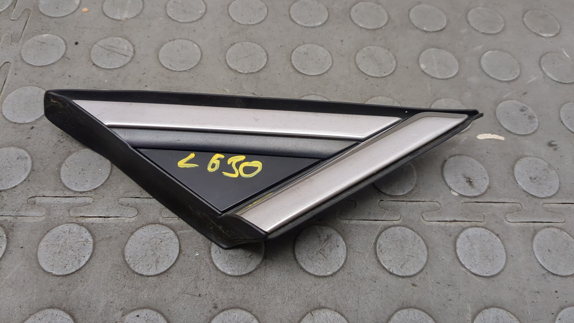 Накладка переднего крыла правого