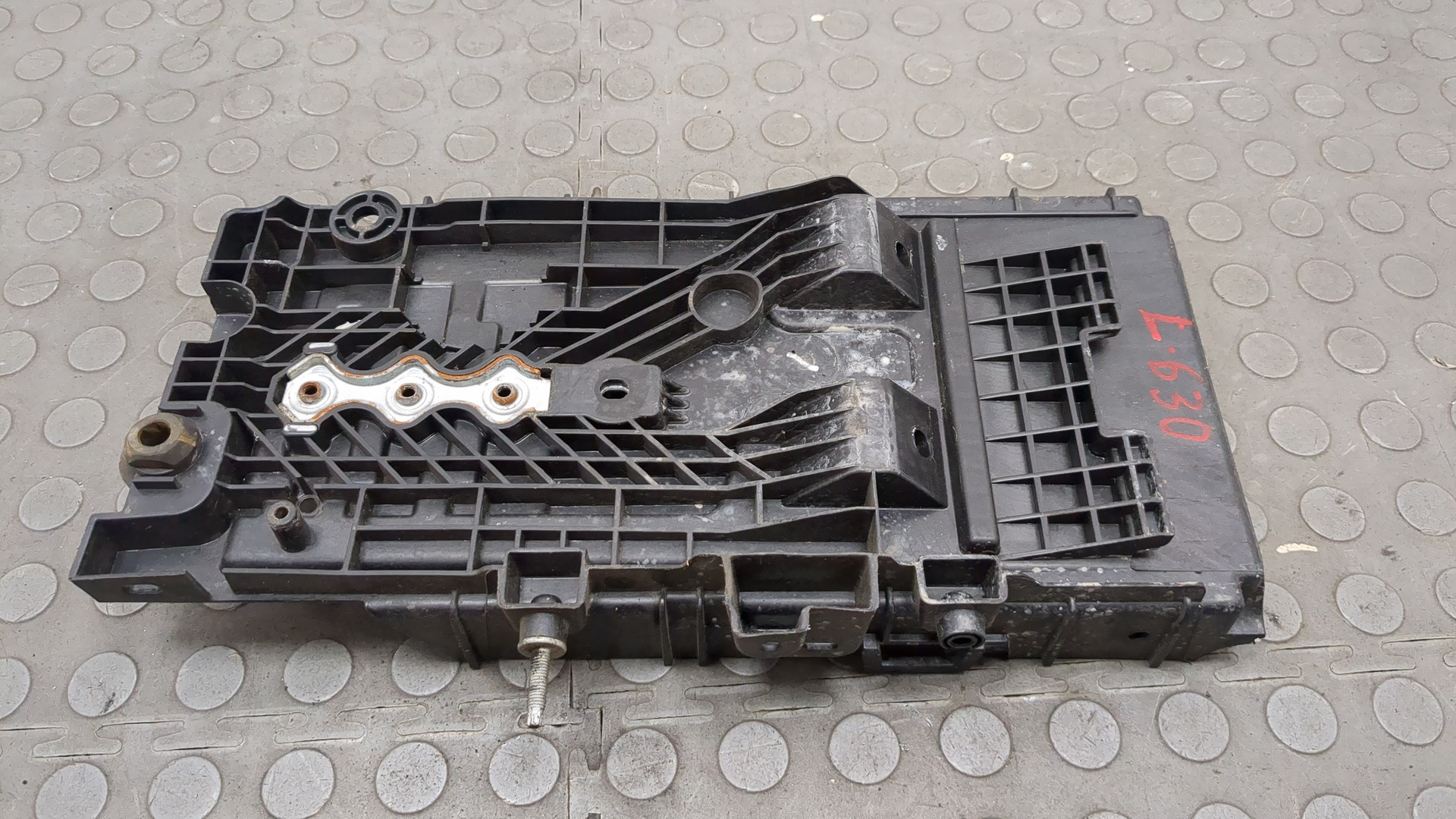 Площадка под аккумулятор (АКБ)