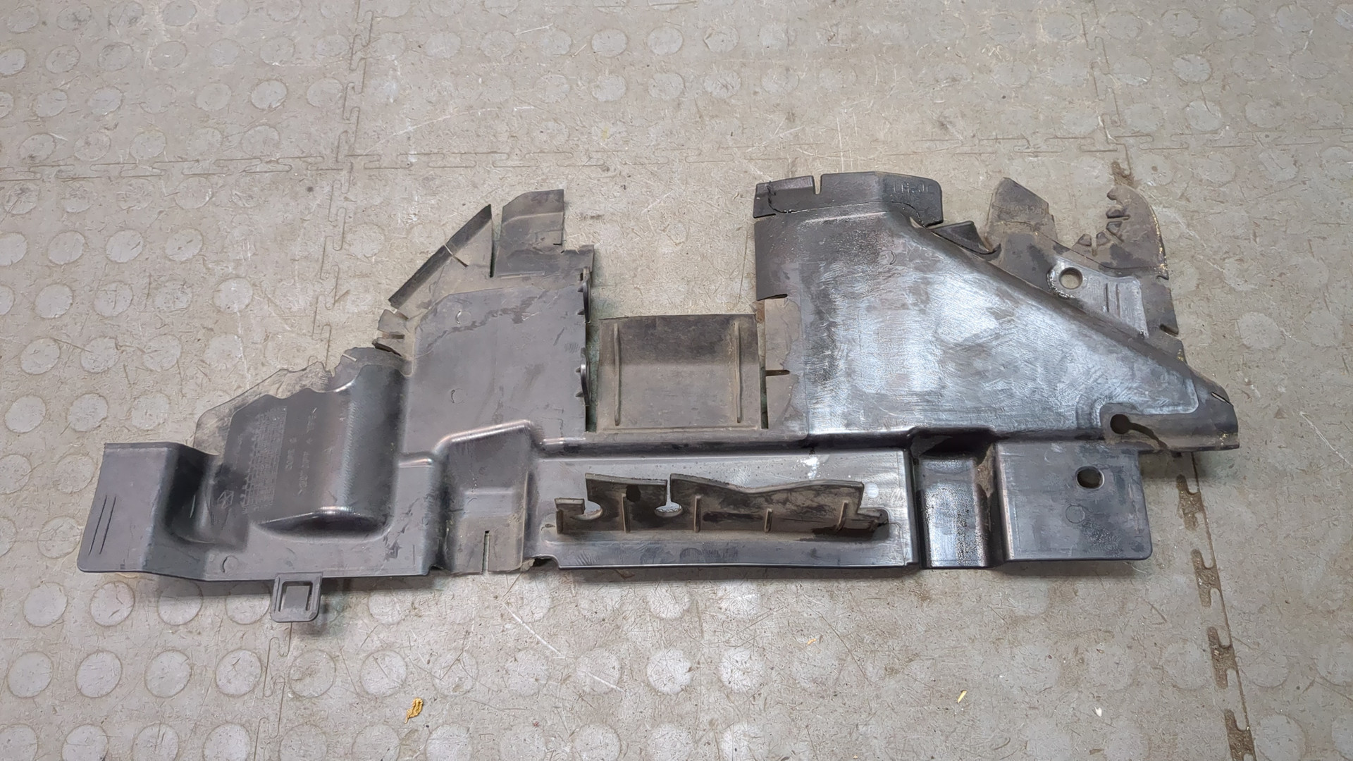 Воздуховод радиатора левый