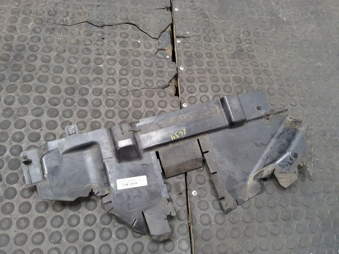 Воздуховод радиатора левый