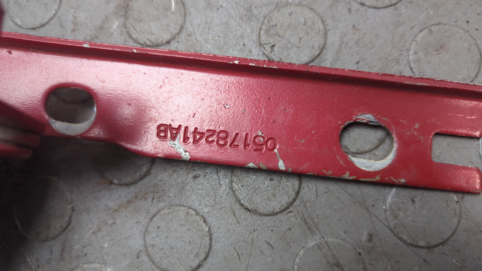 Петля капота левая