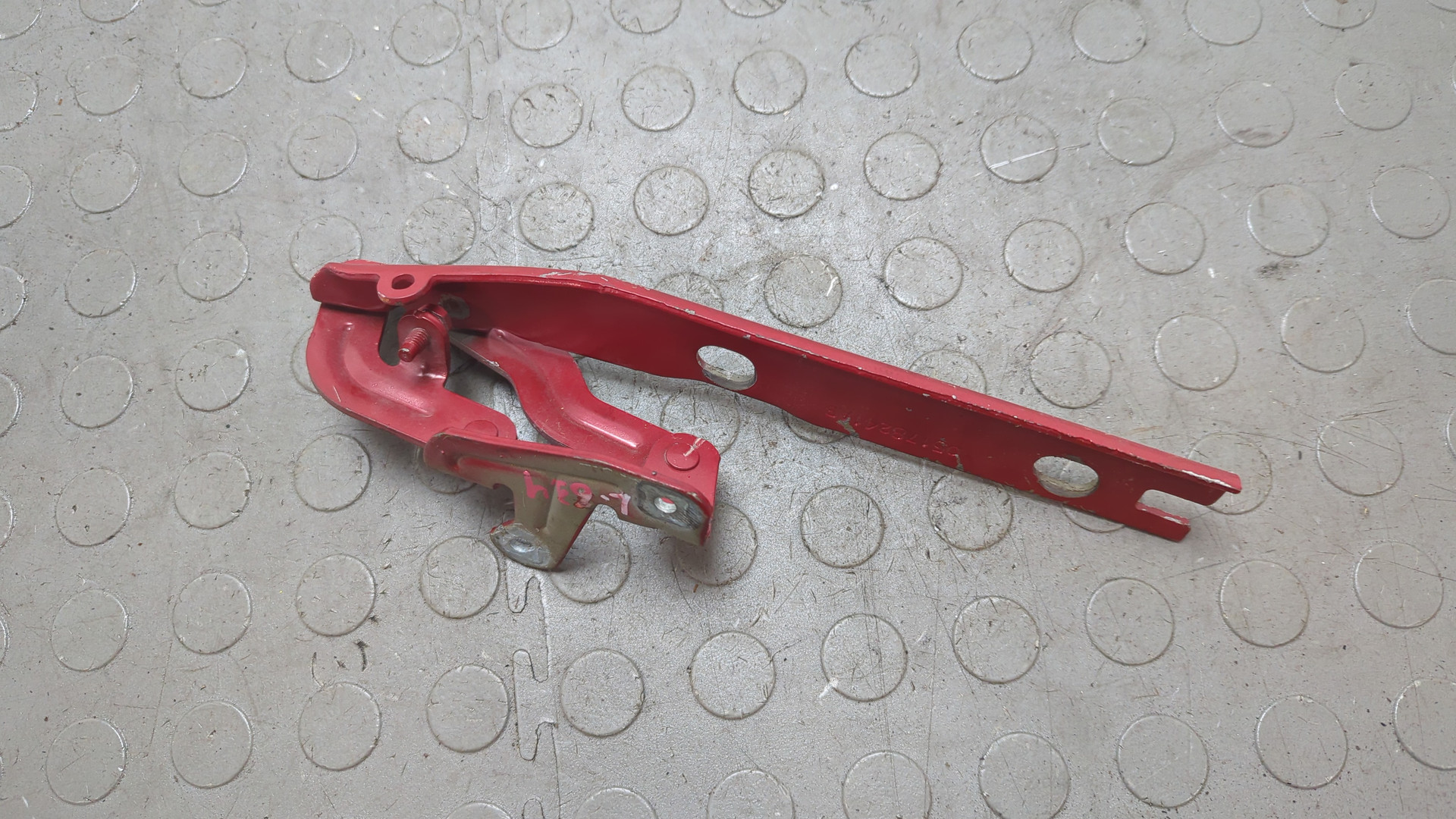 Петля капота левая