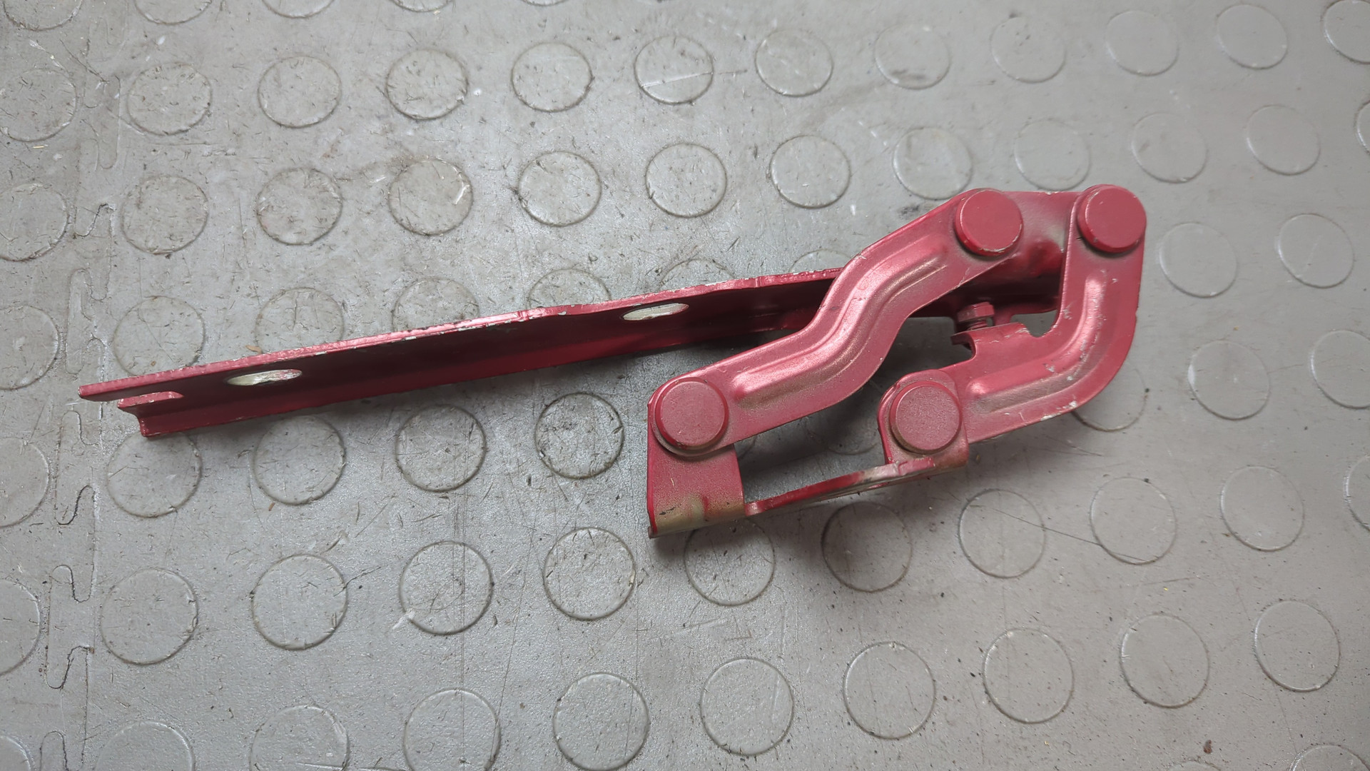 Петля капота левая