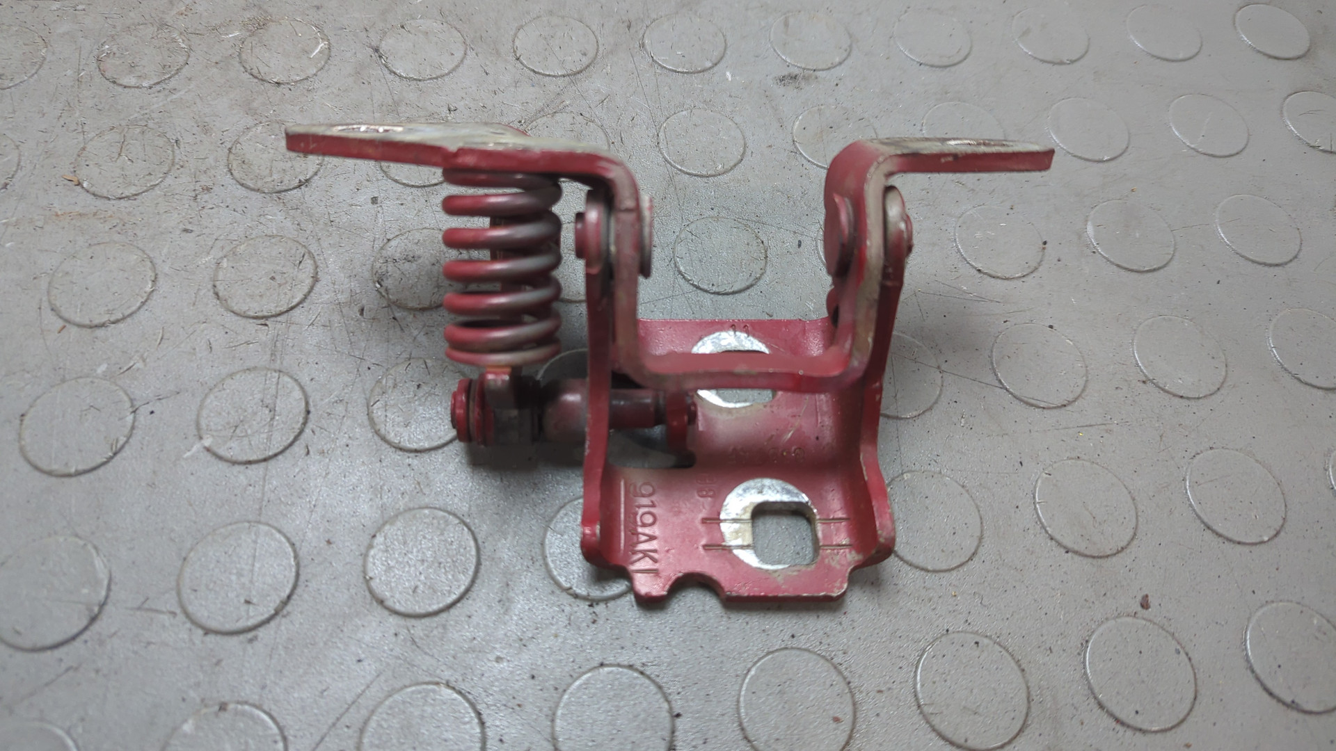 Петля двери