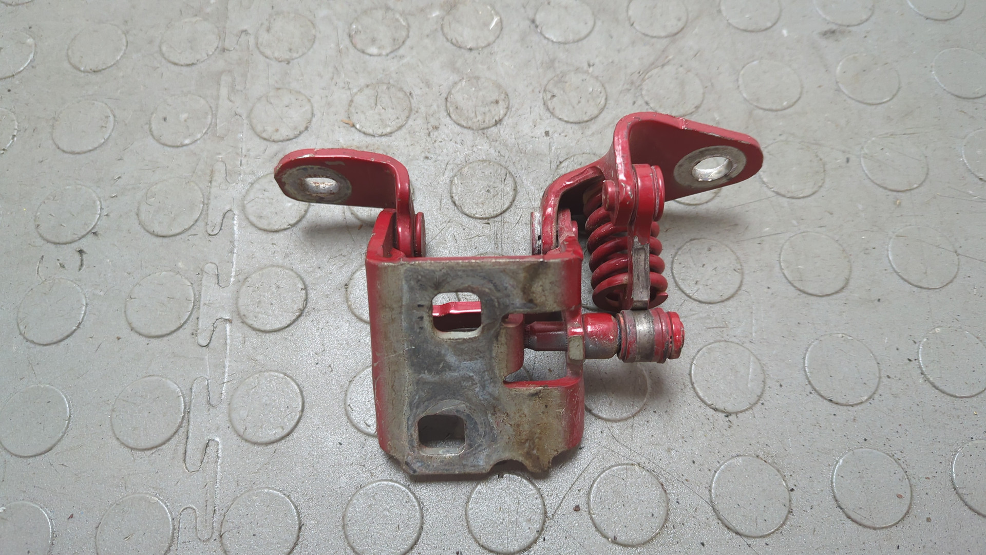 Петля двери