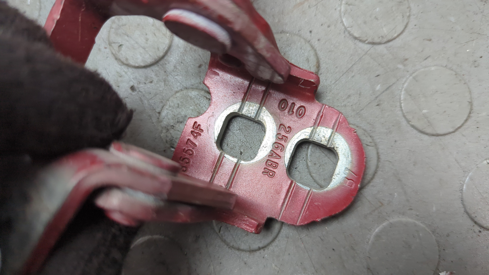 Петля двери