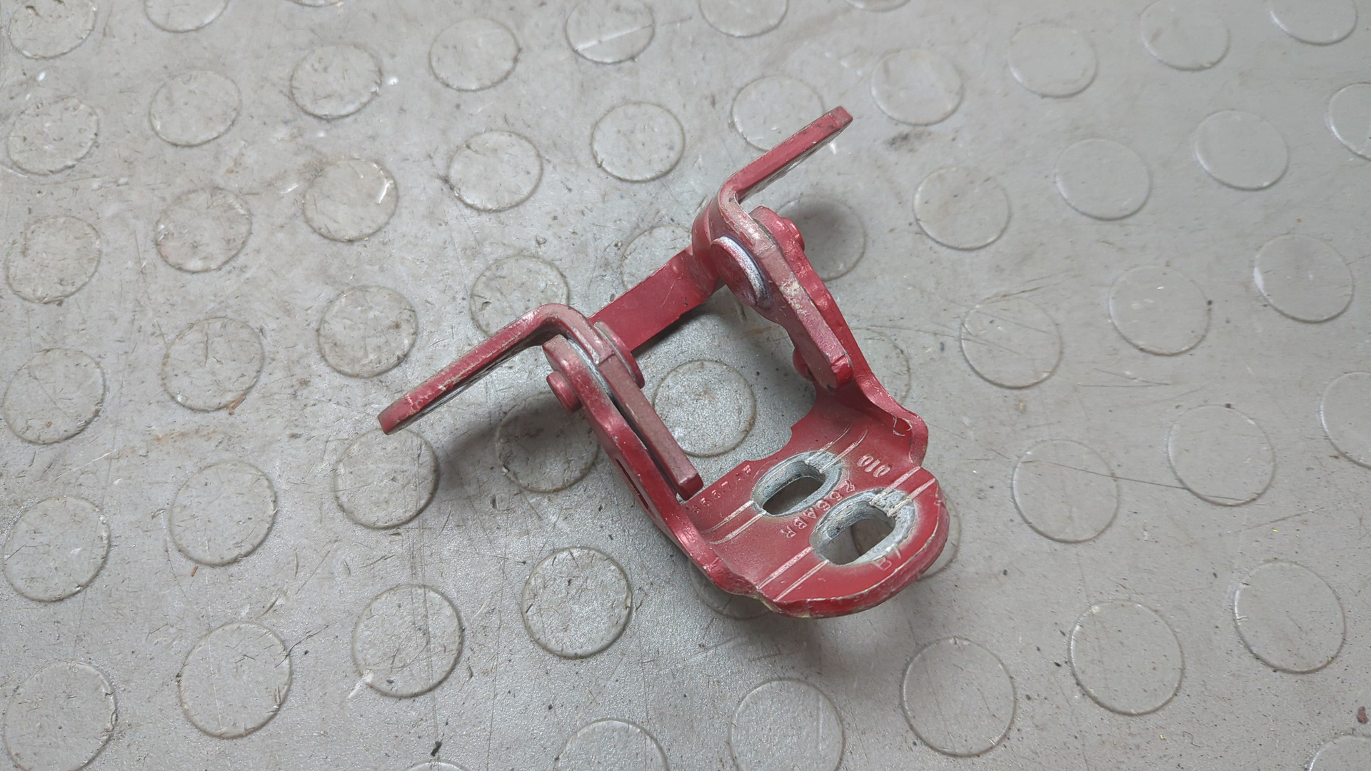 Петля двери