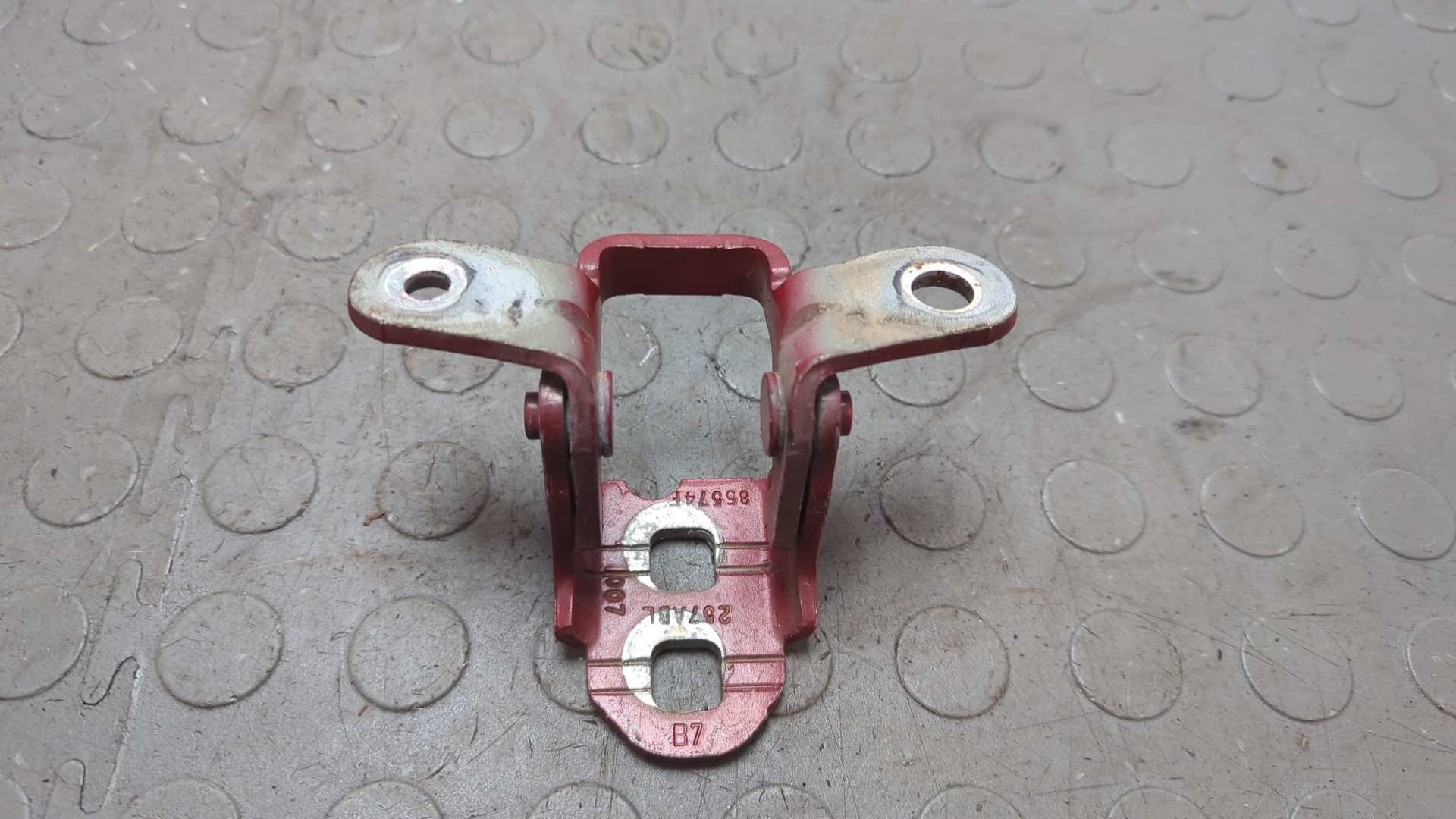 Петля двери