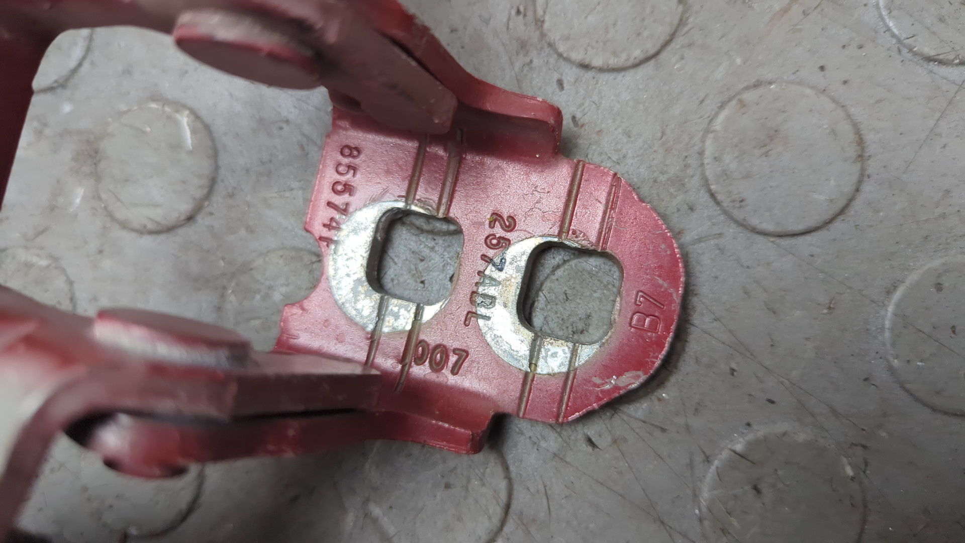 Петля двери