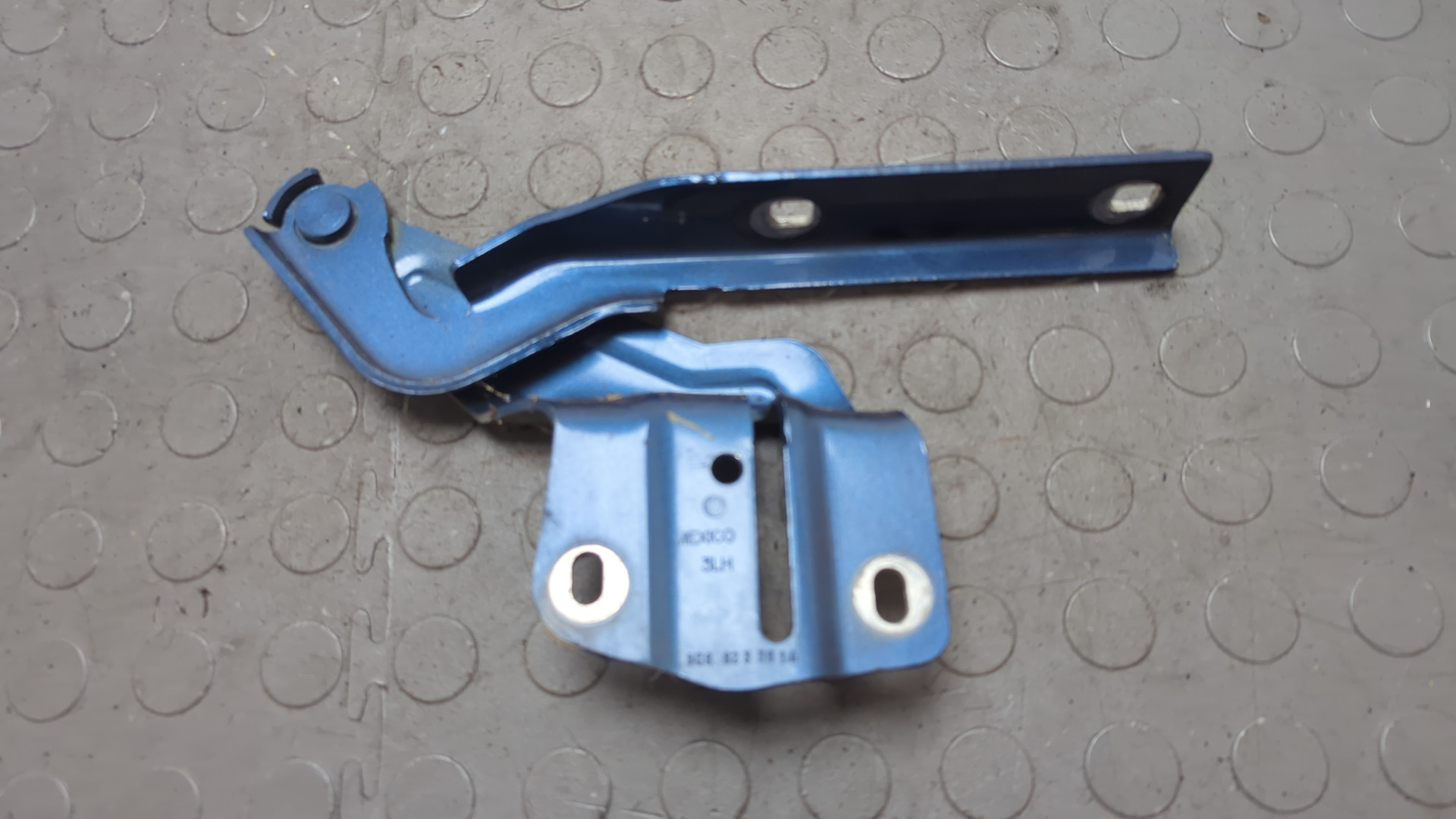 Петля капота левая