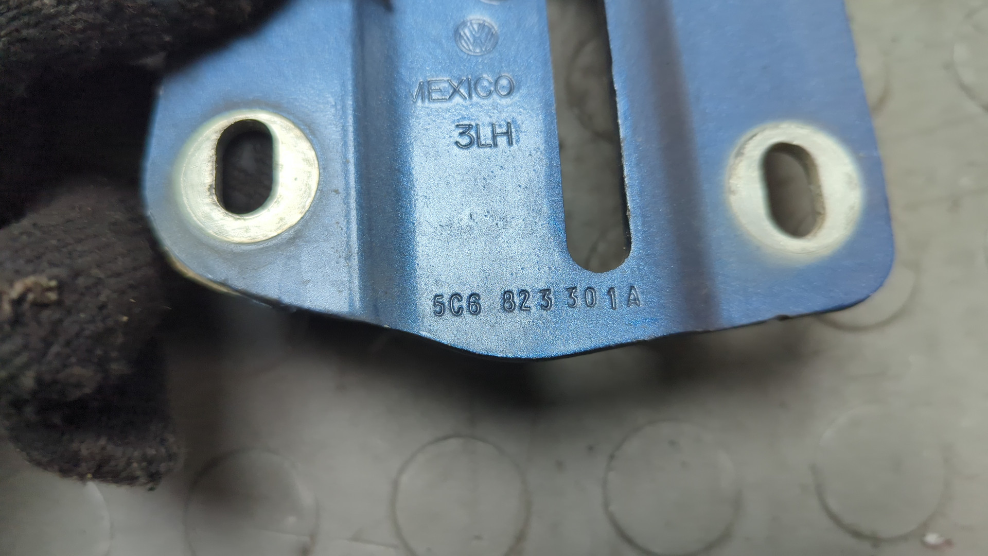 Петля капота левая